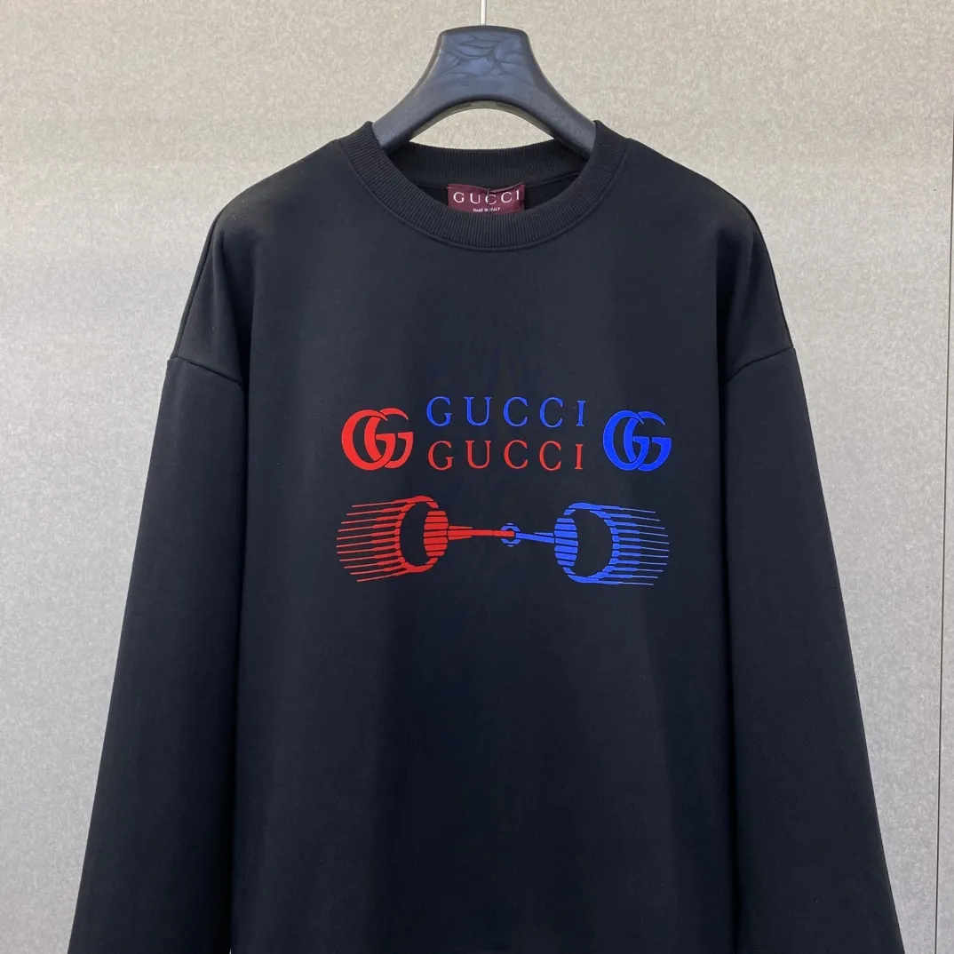 Gucci 25新作ブラックロゴプリント長袖スウェット - 画像 (3)