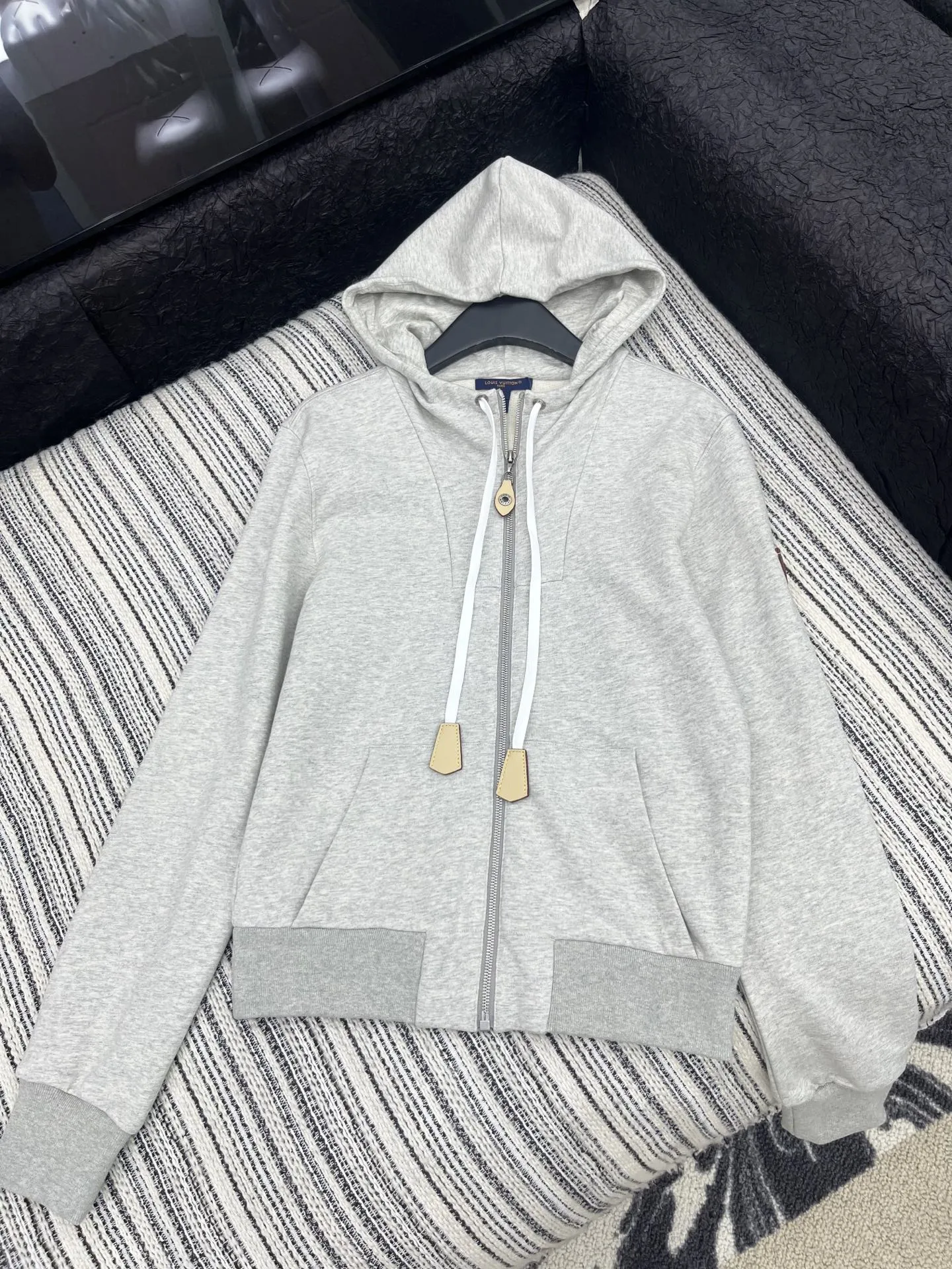 Louis Vuitton グレー セットアップスタイル