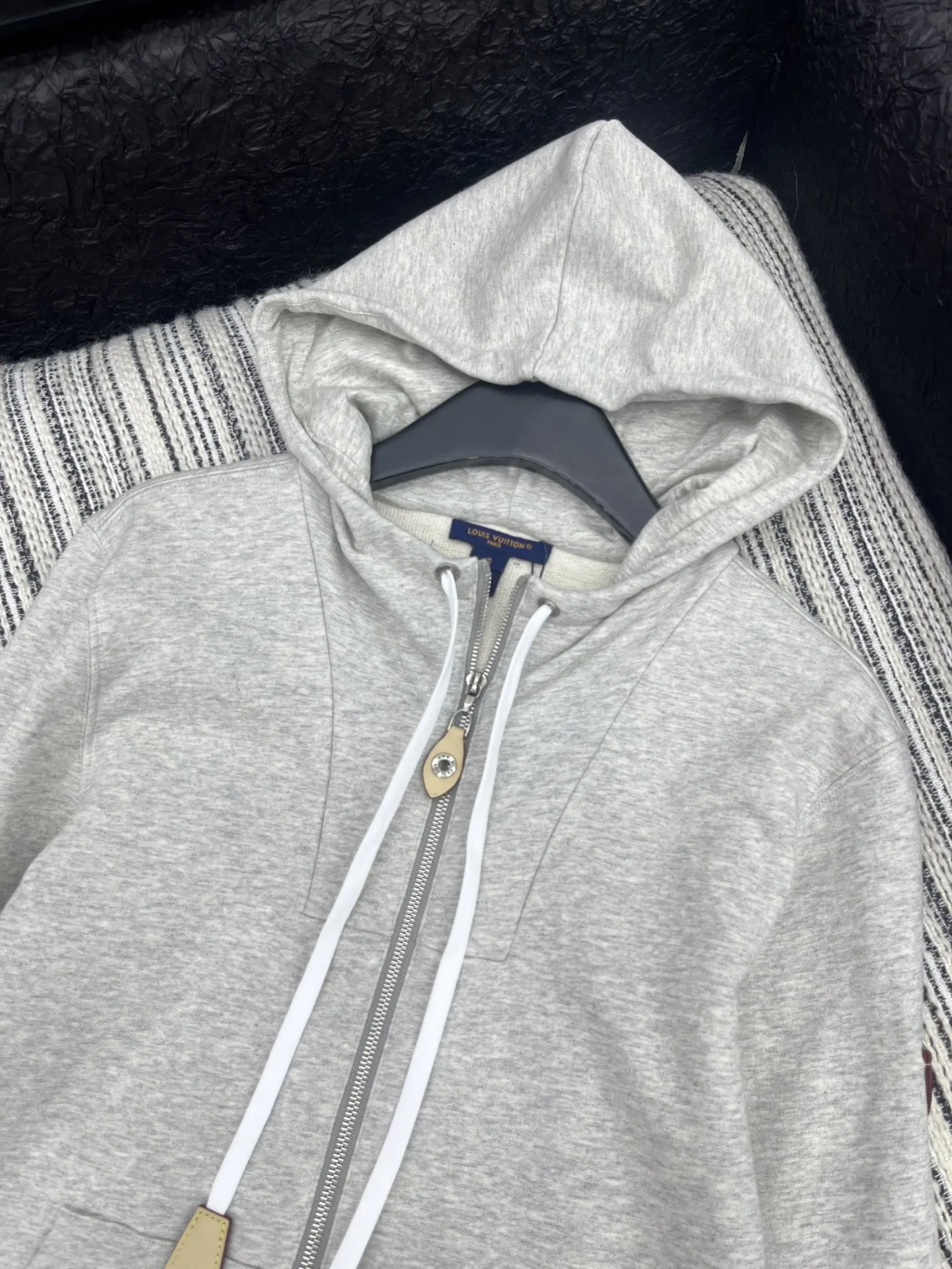 Louis Vuitton グレー セットアップスタイル - 画像 (3)