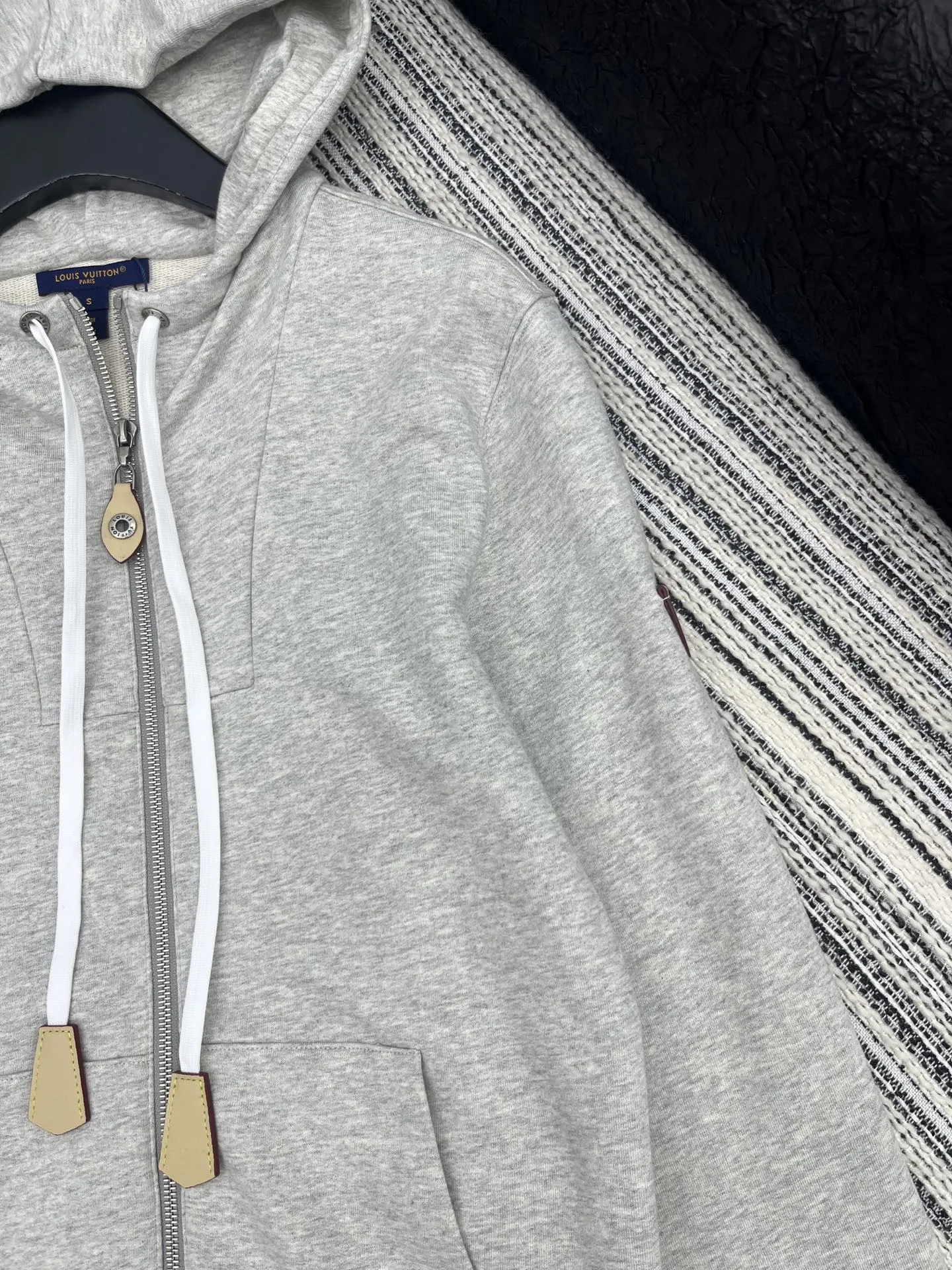 Louis Vuitton グレー セットアップスタイル - 画像 (4)