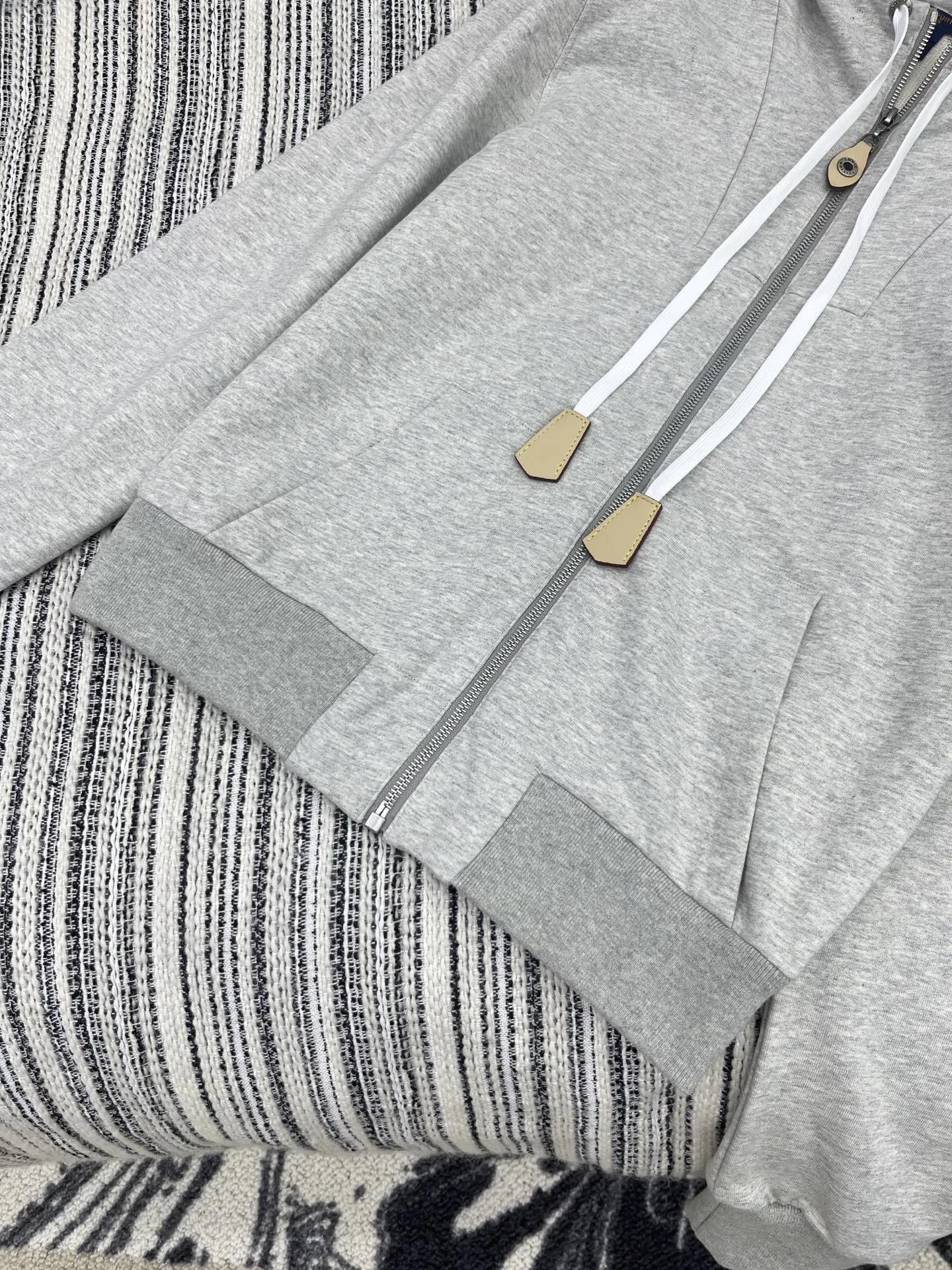 Louis Vuitton グレー セットアップスタイル - 画像 (5)