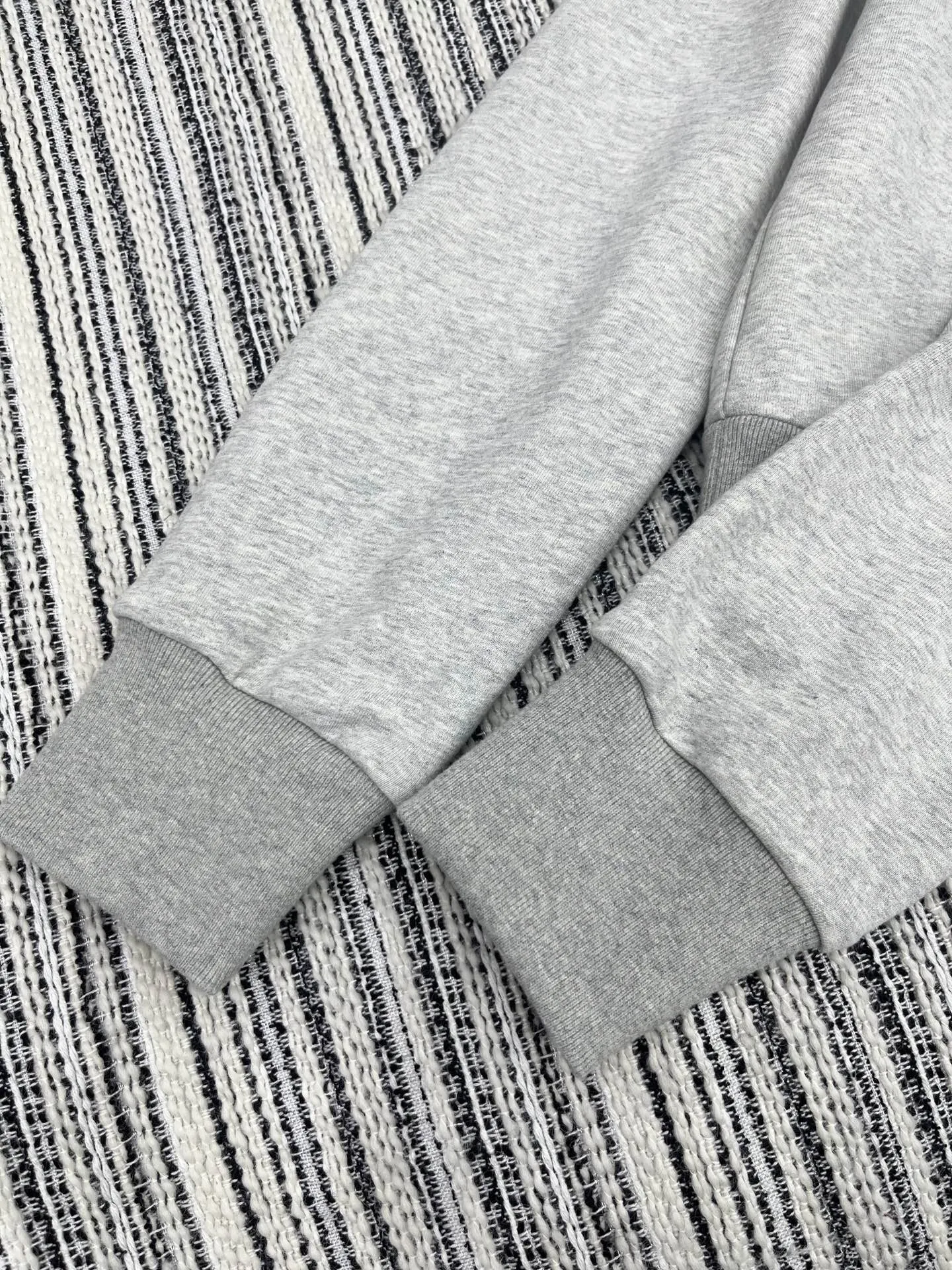 Louis Vuitton グレー セットアップスタイル - 画像 (6)