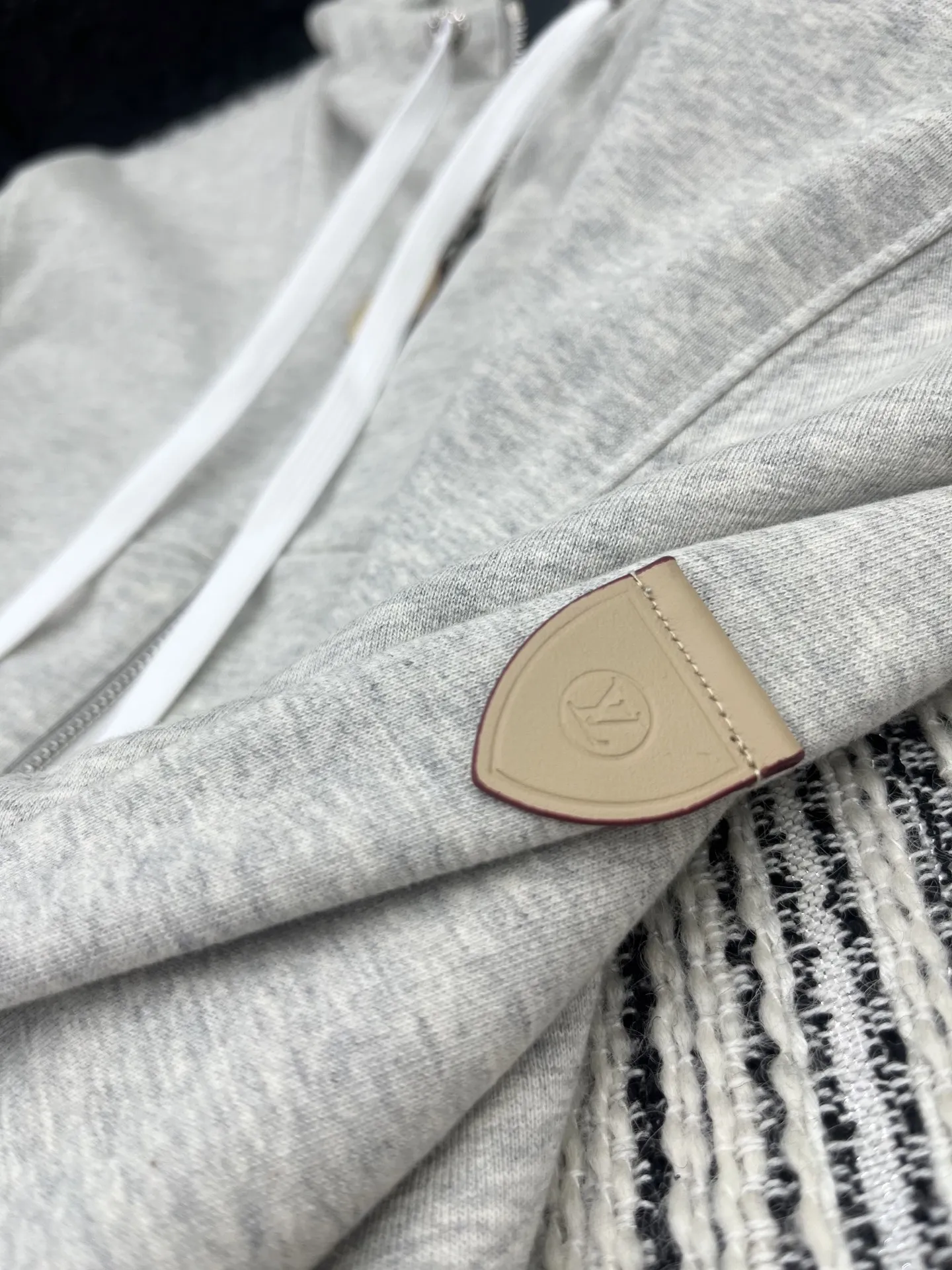 Louis Vuitton グレー セットアップスタイル - 画像 (7)