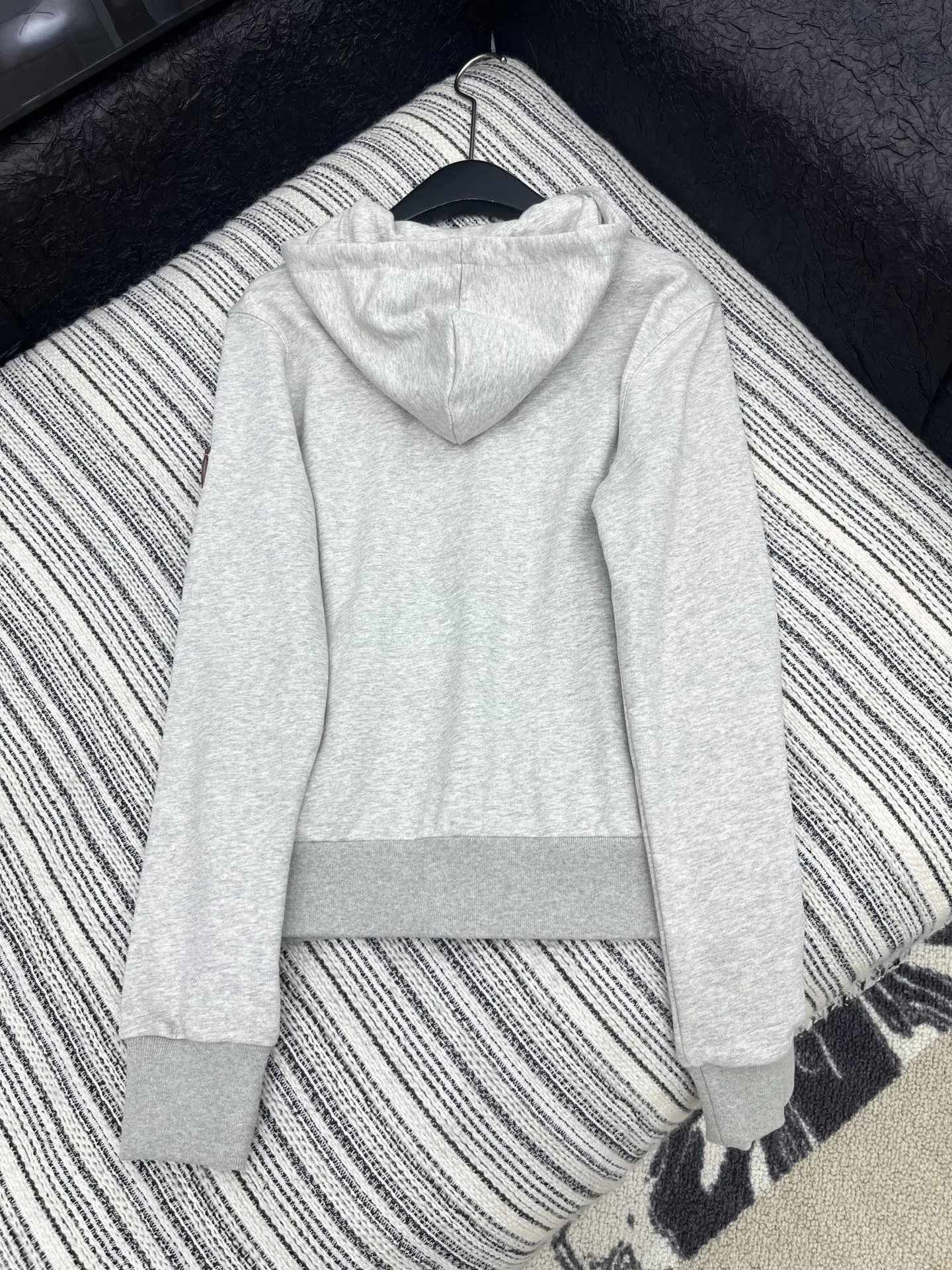 Louis Vuitton グレー セットアップスタイル - 画像 (8)