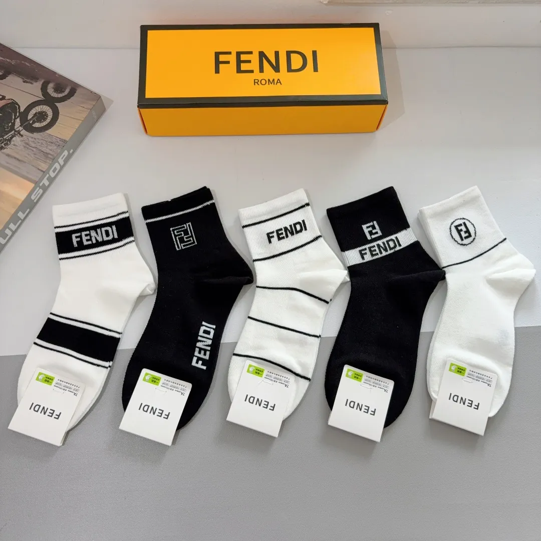 FENDI 黒白中筒ソックス5足セット - 画像 (3)