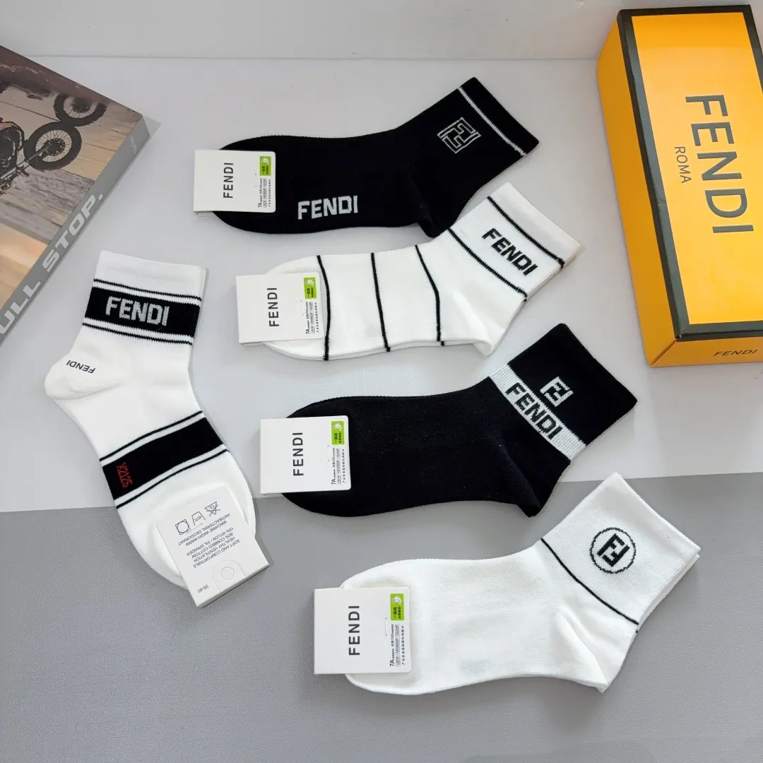 FENDI 黒白中筒ソックス5足セット - 画像 (8)