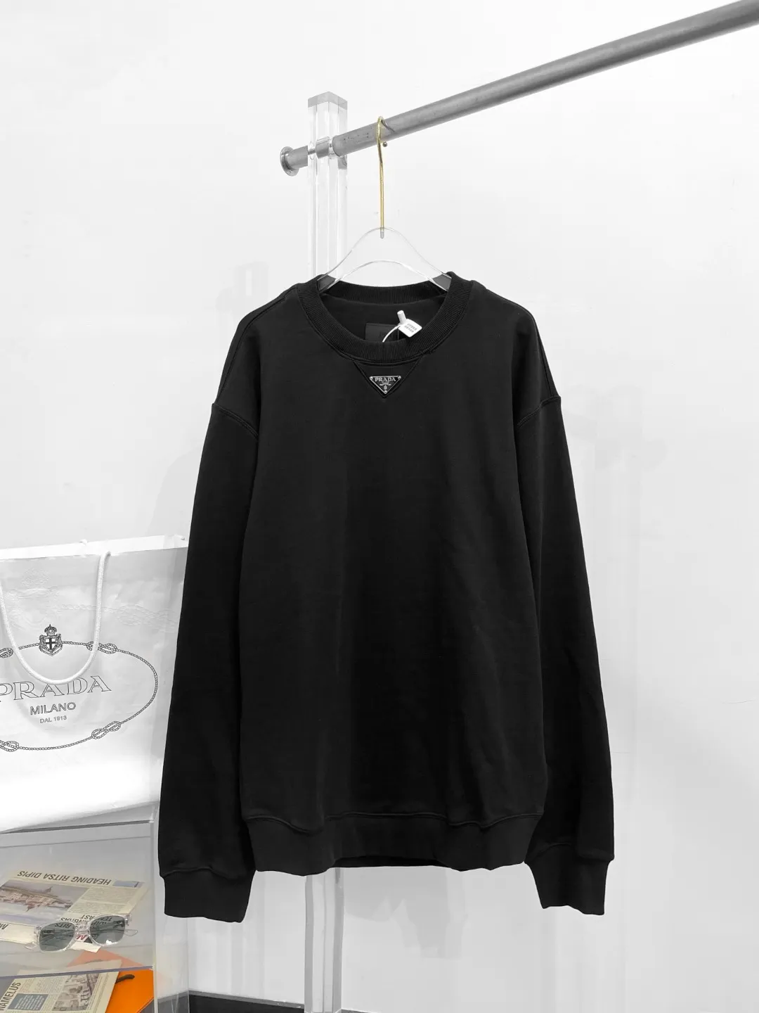 プラダ 黒色ラウンドネックスウェット