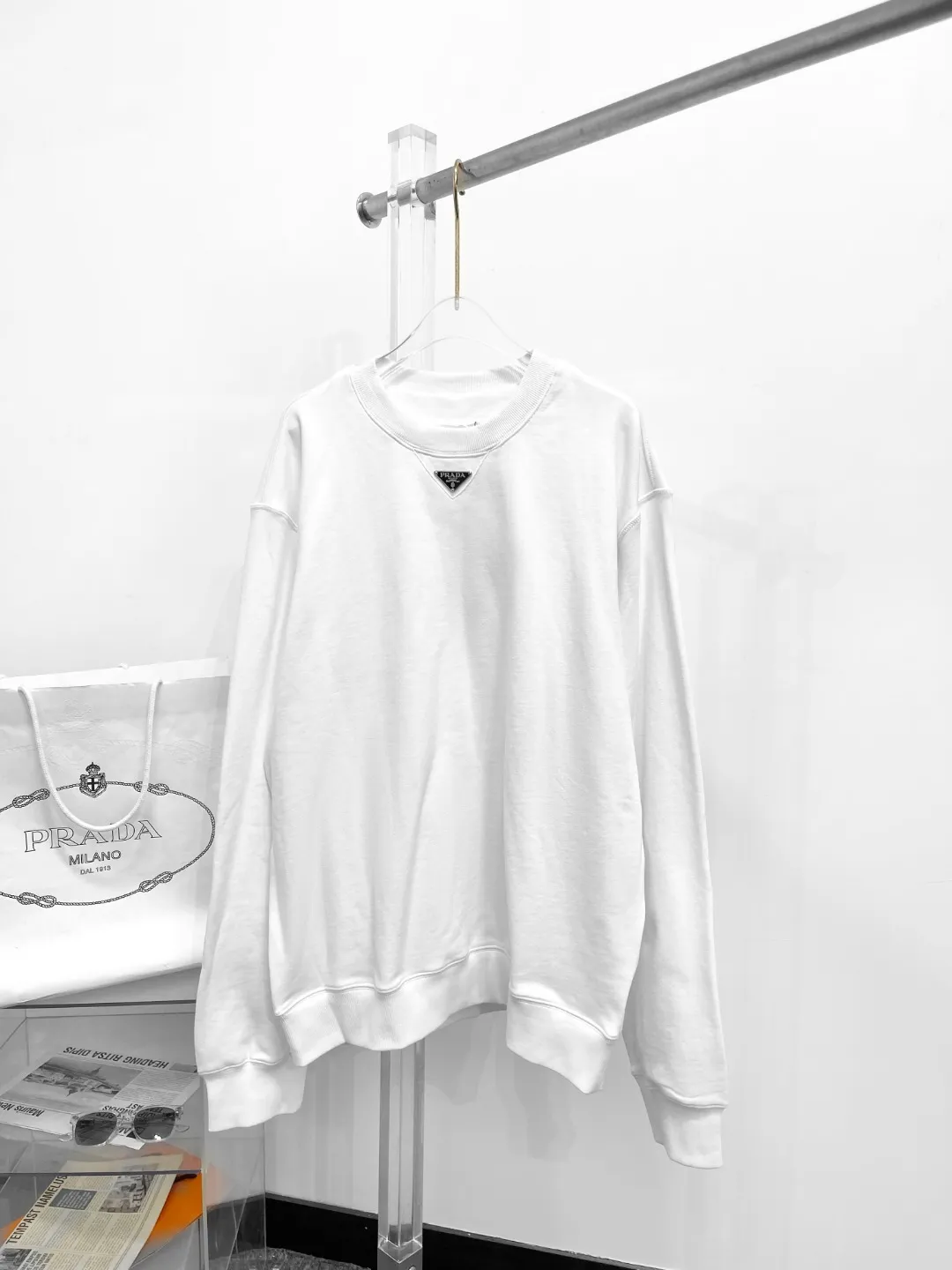 プラダ 新作丸首スウェット 白 ロゴ入り