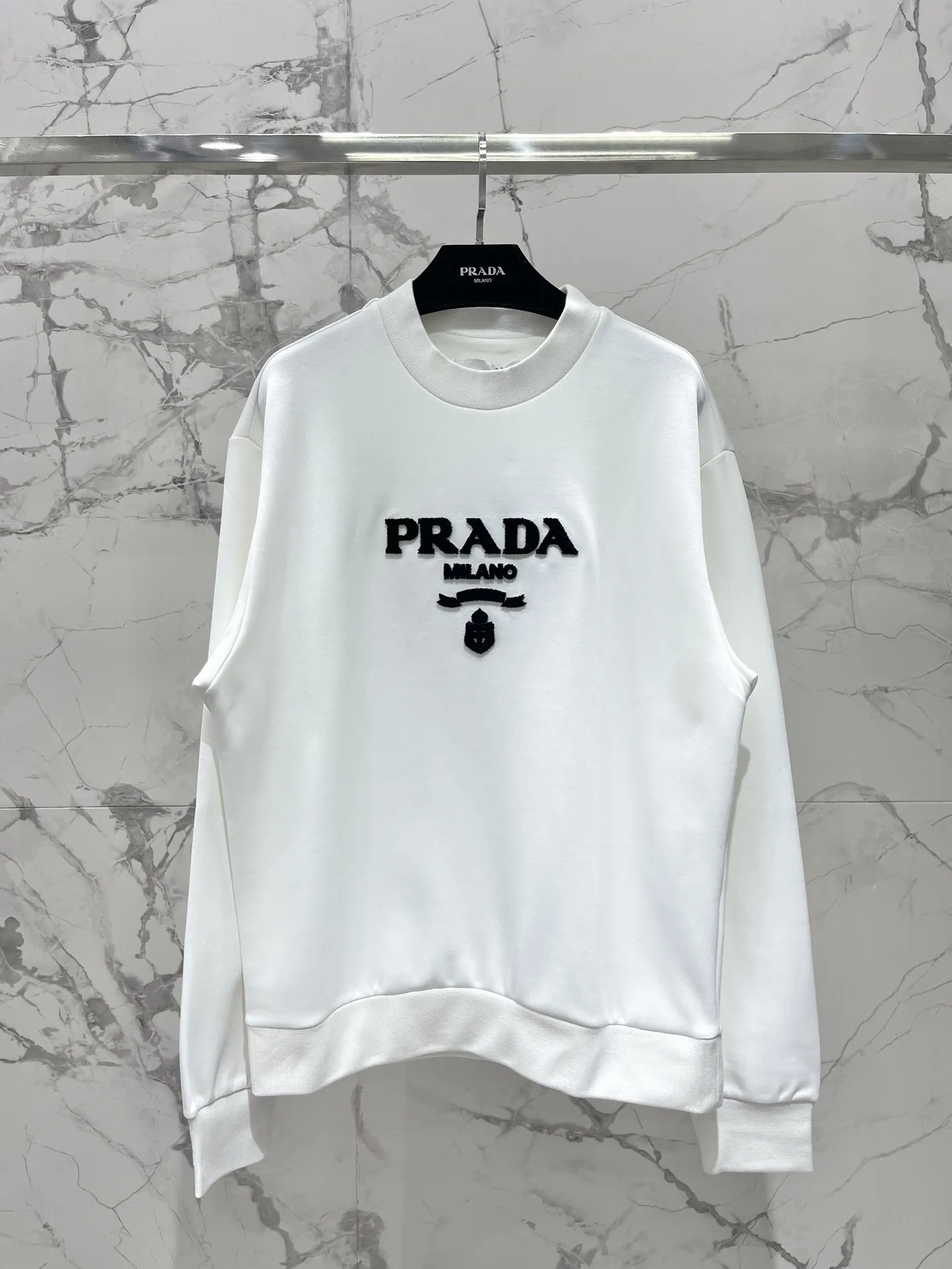 プラダ ホワイト レタリング スウェットシャツ