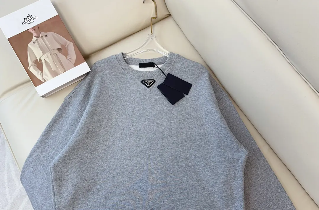 PRADA新款经典ロゴラウンドネックスウェット グレ - 画像 (4)