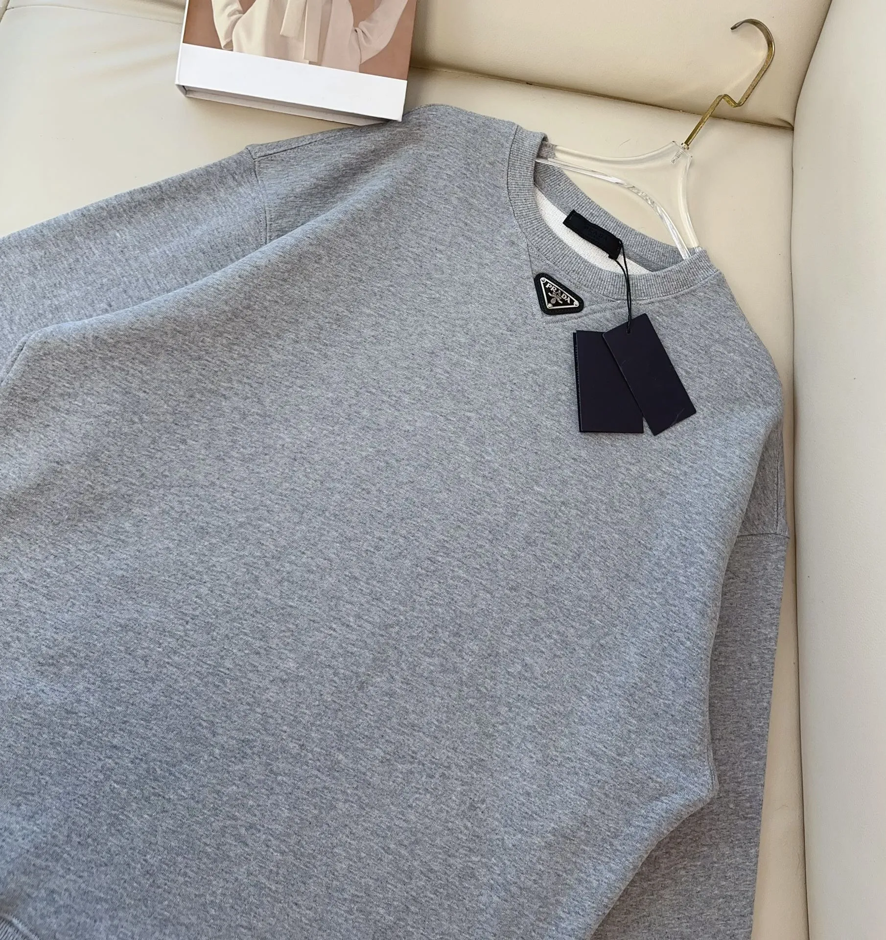 PRADA新款经典ロゴラウンドネックスウェット グレ - 画像 (5)
