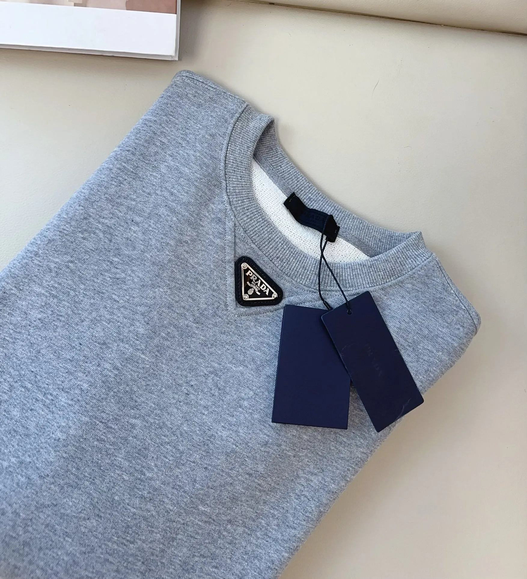 PRADA新款经典ロゴラウンドネックスウェット グレ - 画像 (7)