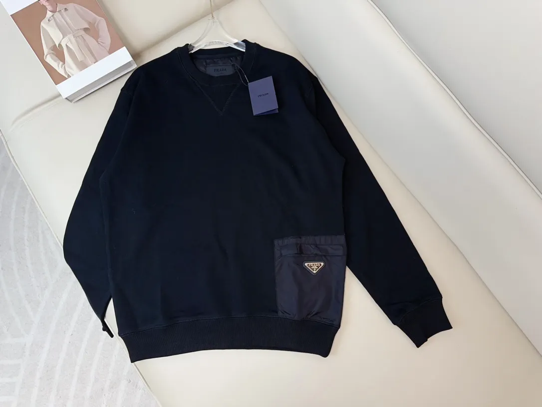 PRADA黒色ロゴラウンドネックスウェット