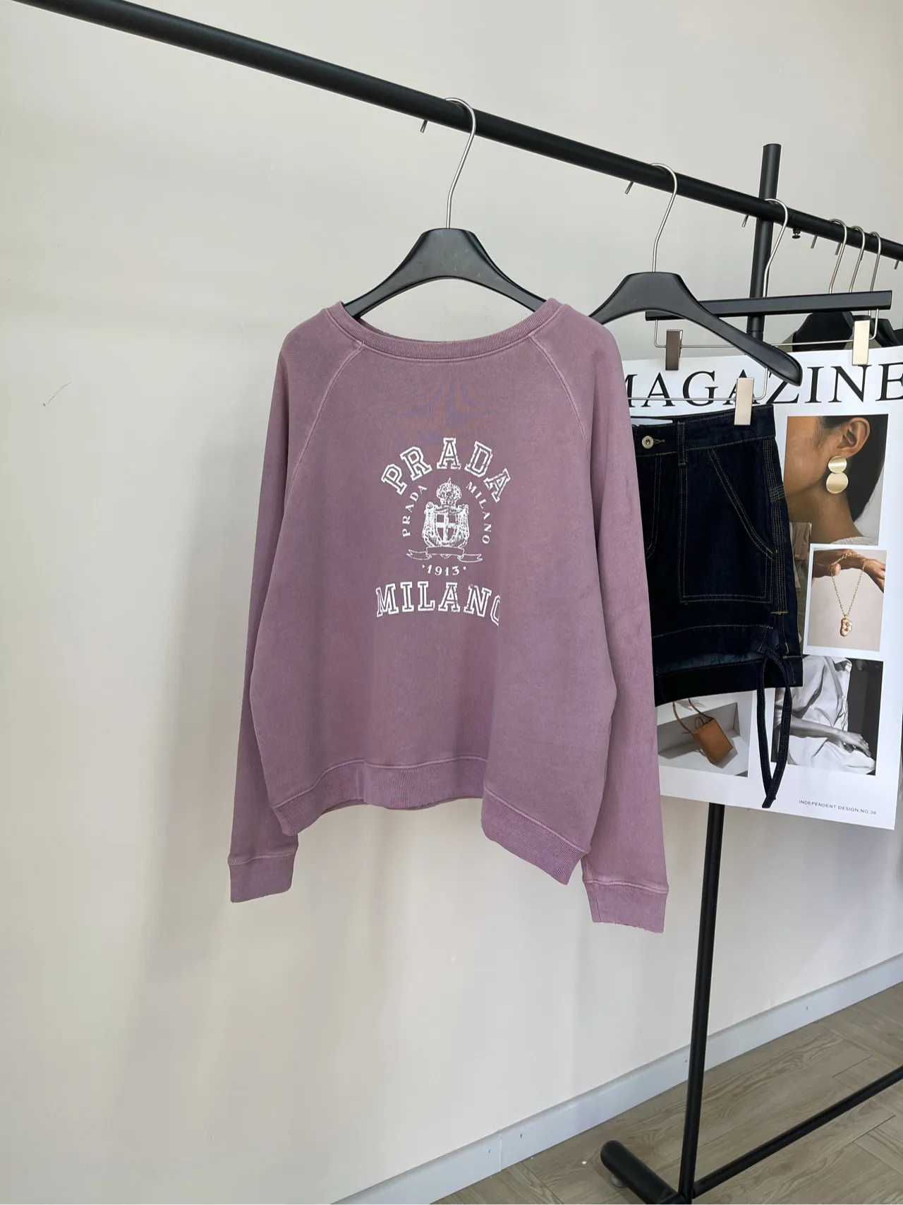 PRADA パウダーパープルヴィンテージレタリングスウェット