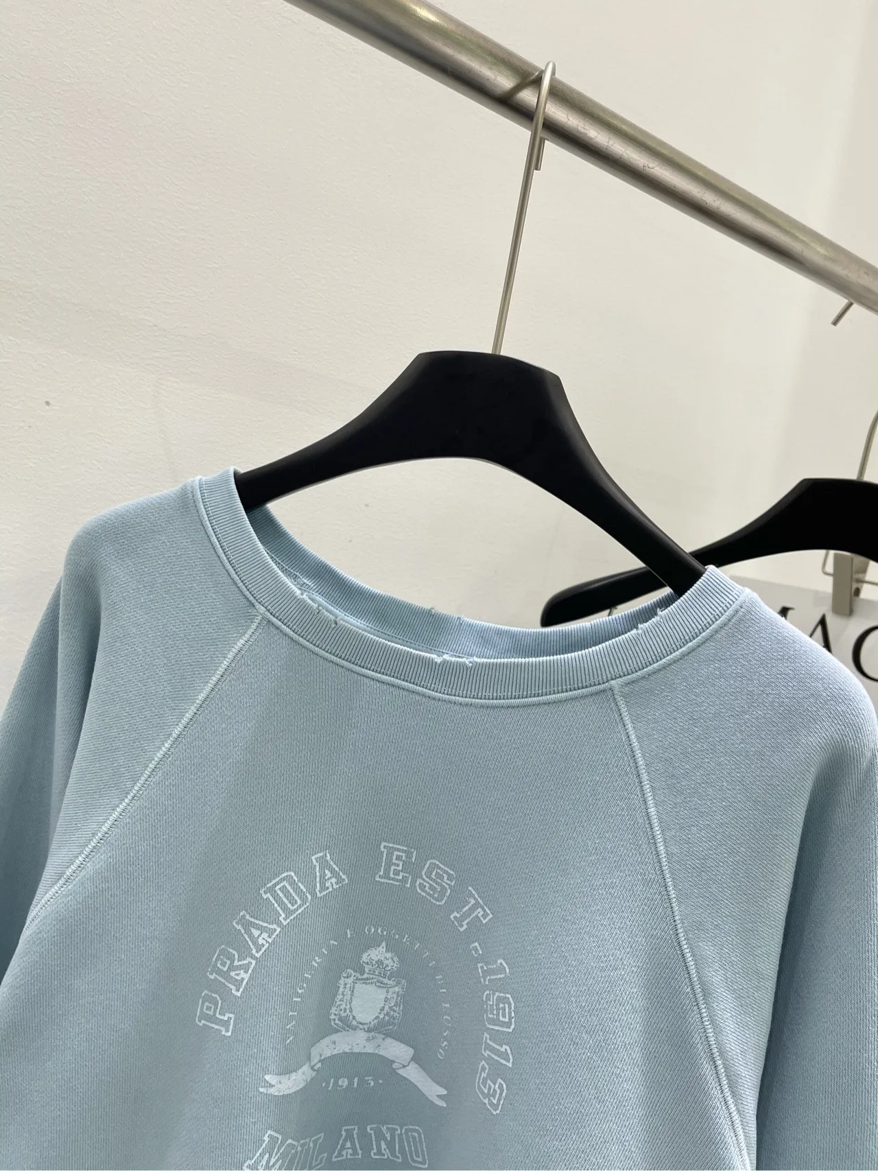 薄い青で古いアルファベットプリントの丸首のパーカー - 画像 (3)