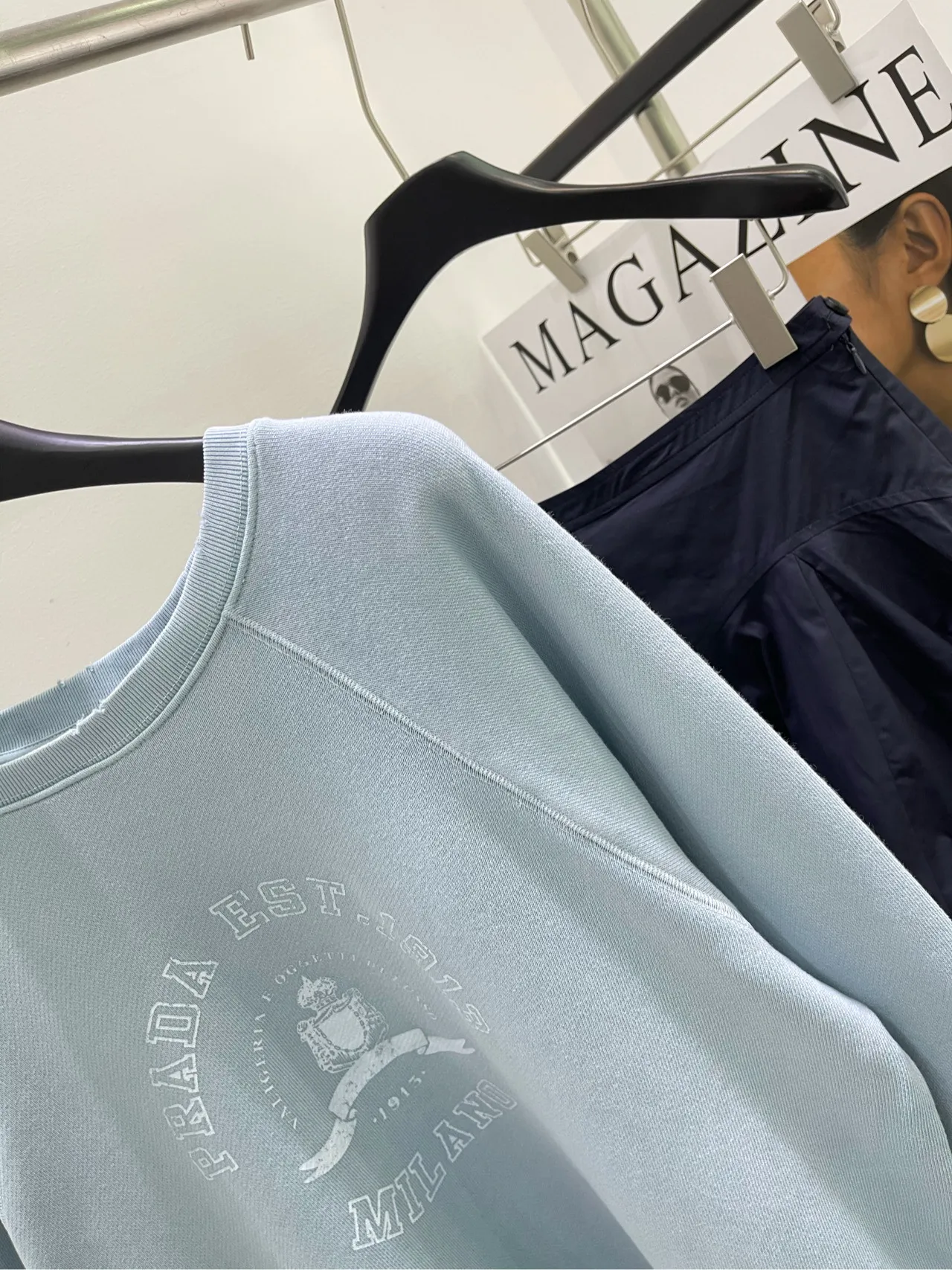 薄い青で古いアルファベットプリントの丸首のパーカー - 画像 (4)