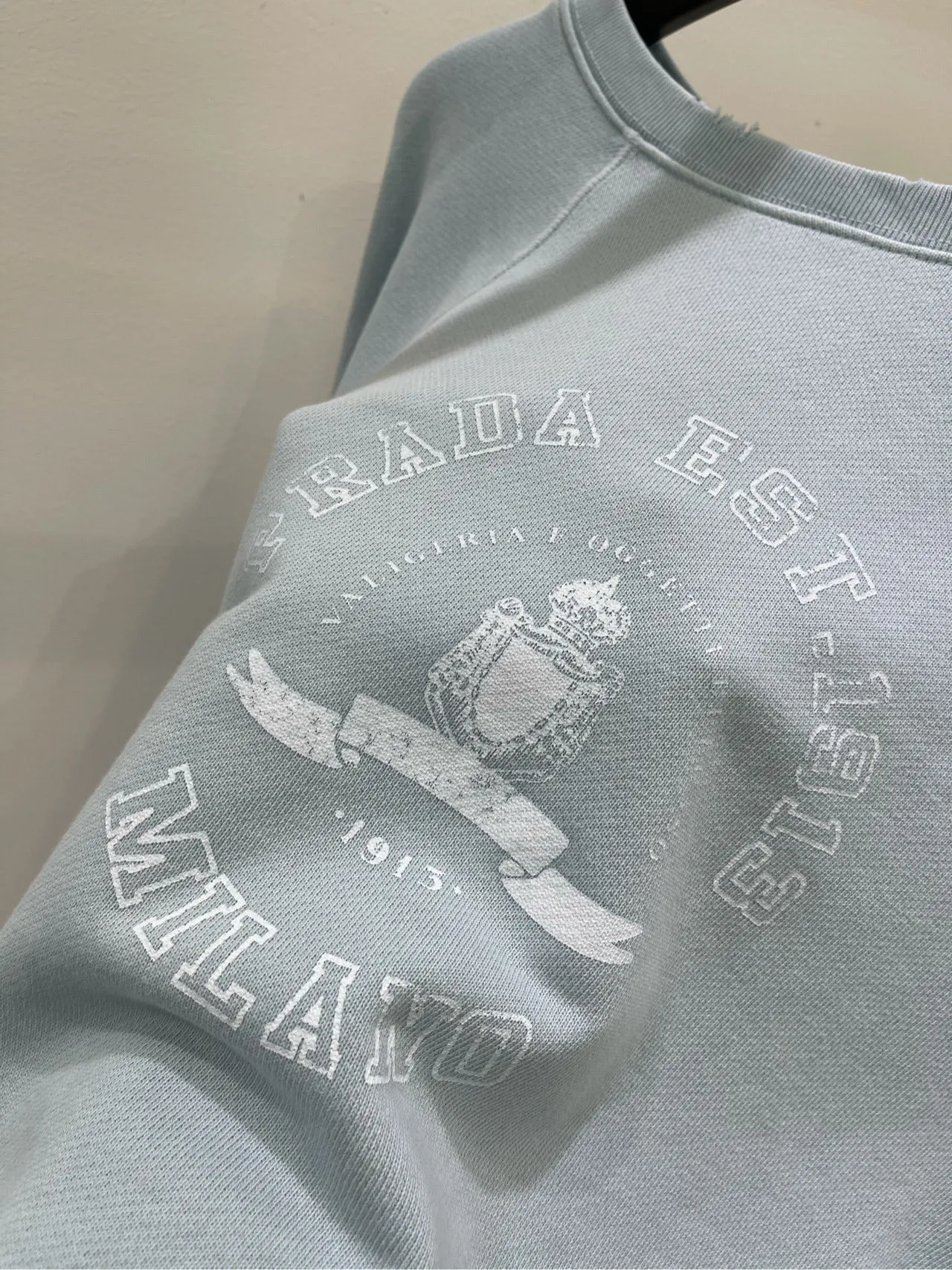 薄い青で古いアルファベットプリントの丸首のパーカー - 画像 (5)