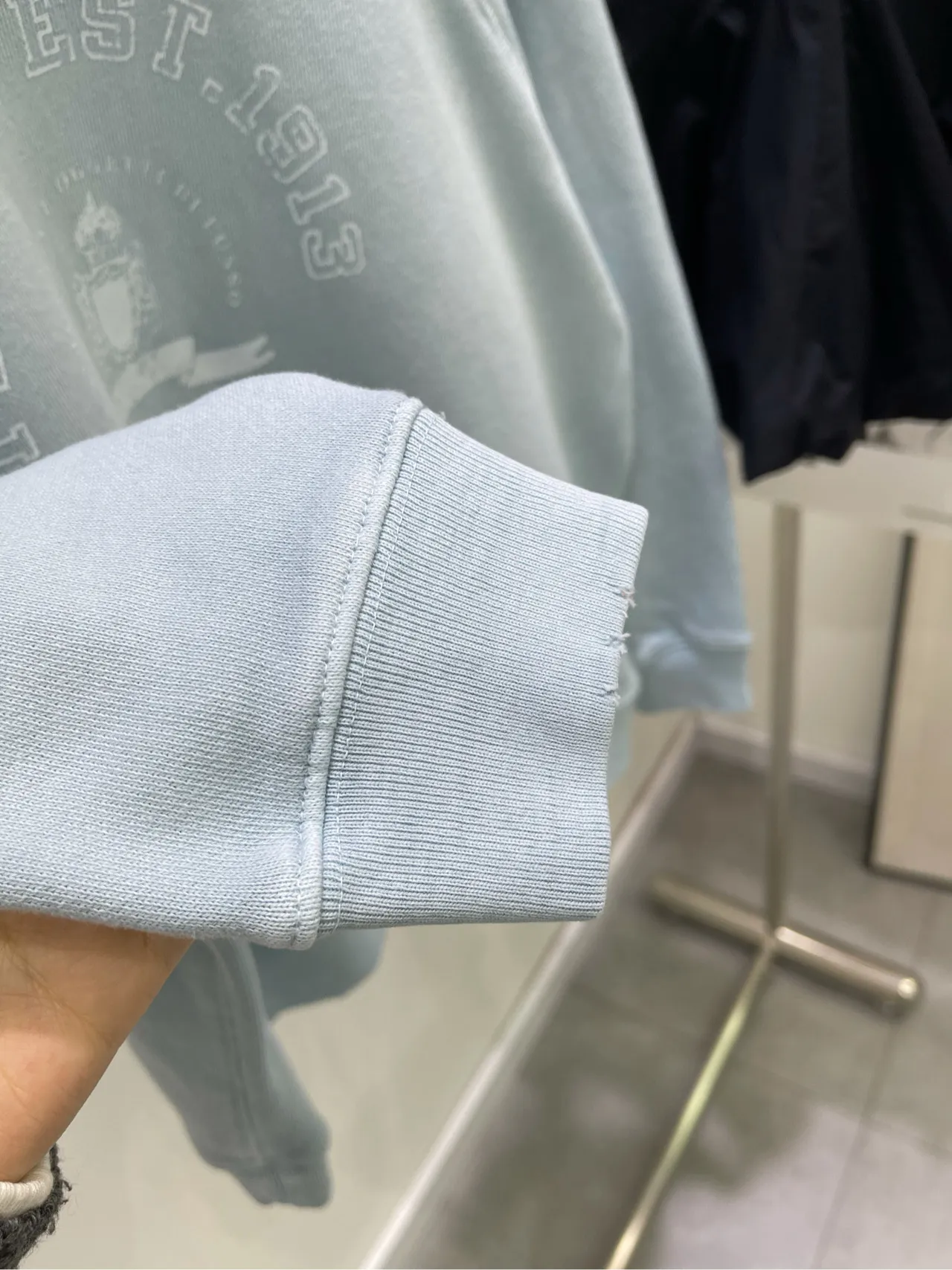 薄い青で古いアルファベットプリントの丸首のパーカー - 画像 (6)