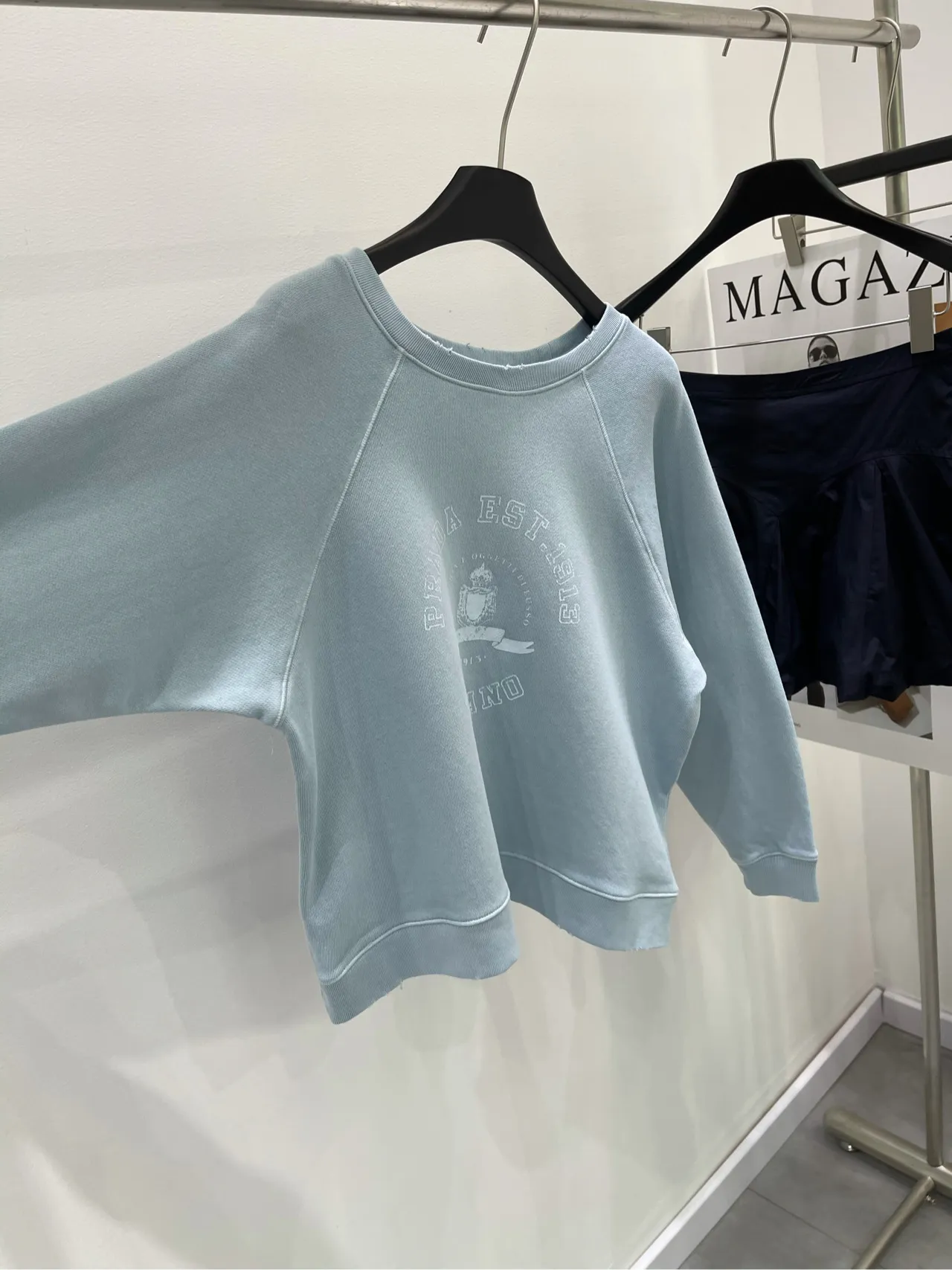 薄い青で古いアルファベットプリントの丸首のパーカー - 画像 (7)