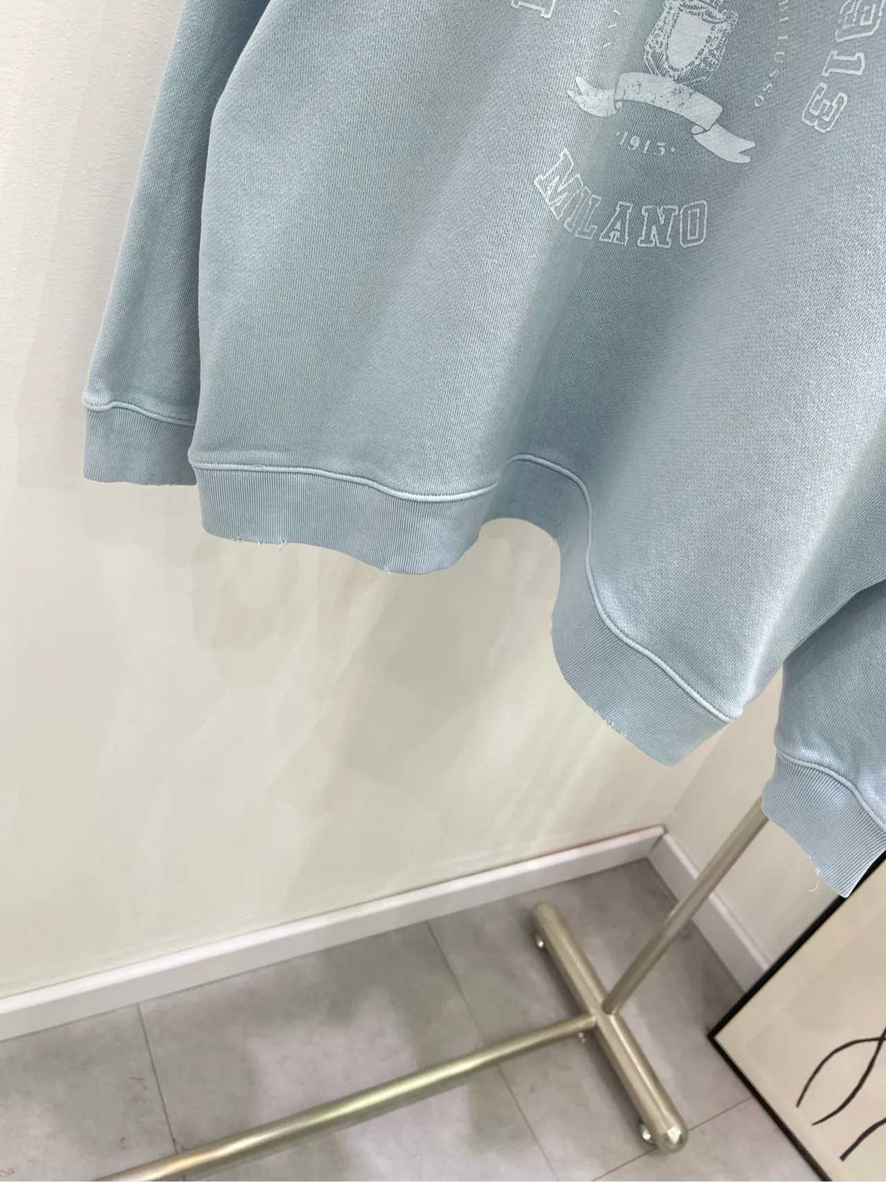 薄い青で古いアルファベットプリントの丸首のパーカー - 画像 (8)