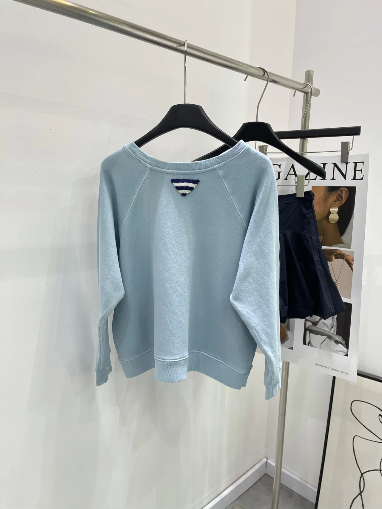 薄い青で古いアルファベットプリントの丸首のパーカー - 画像 (9)