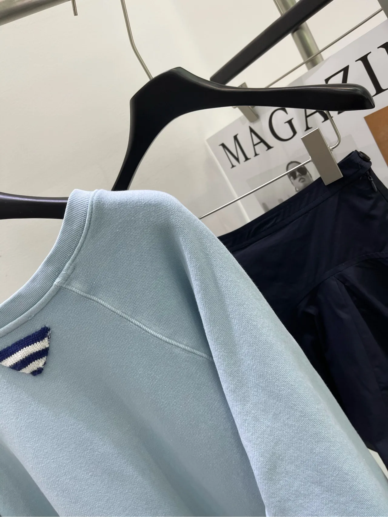 薄い青で古いアルファベットプリントの丸首のパーカー - 画像 (10)