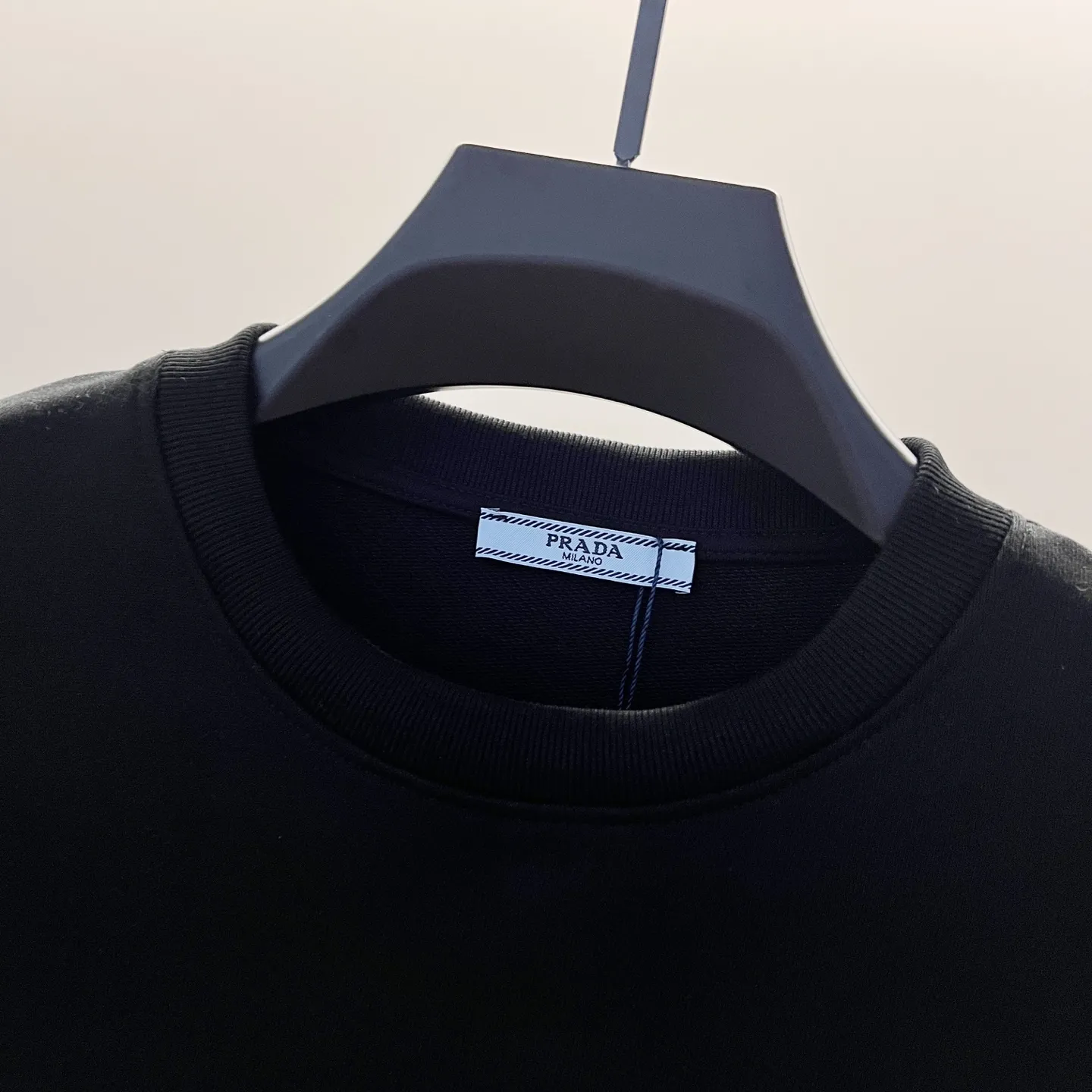 PRADA 420gコットン丸首スウェット ブラック - 画像 (4)