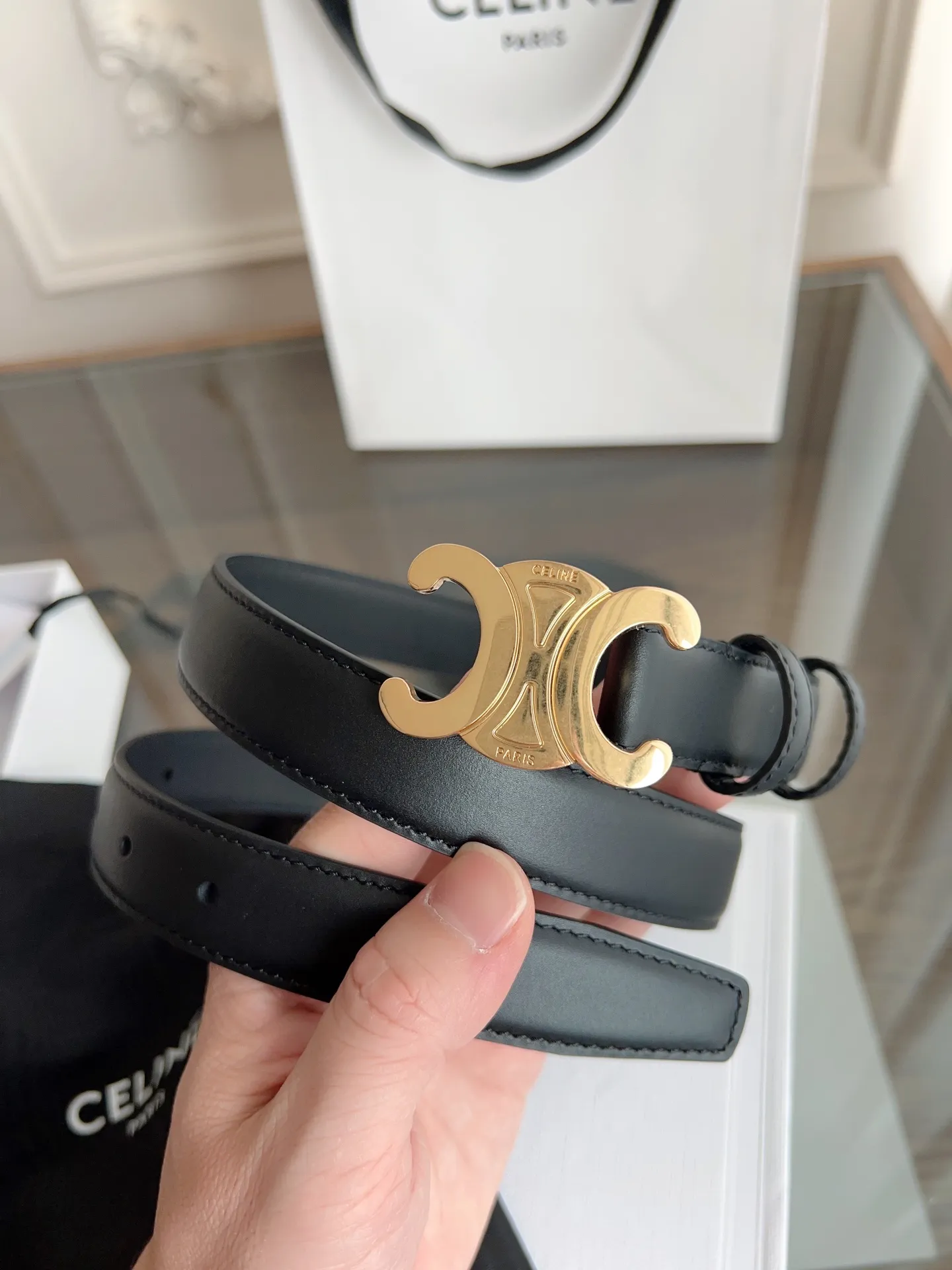 CELINE 黒色レザーベルト 凯旋门バックル - 画像 (3)
