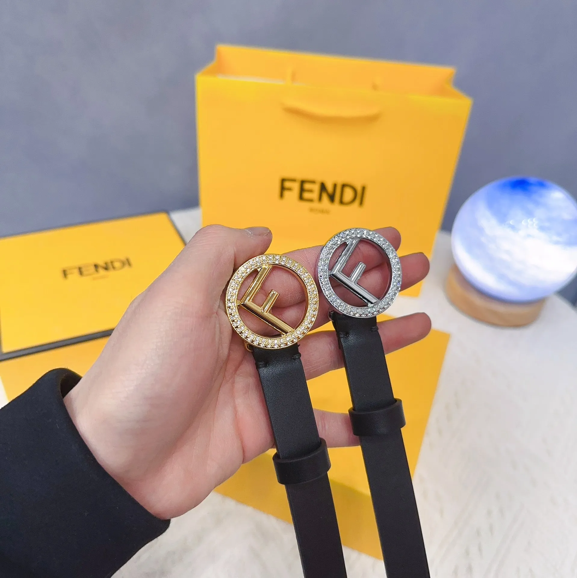 FENDI ブラックレザーブレスレット クラシックデザイン - 画像 (4)