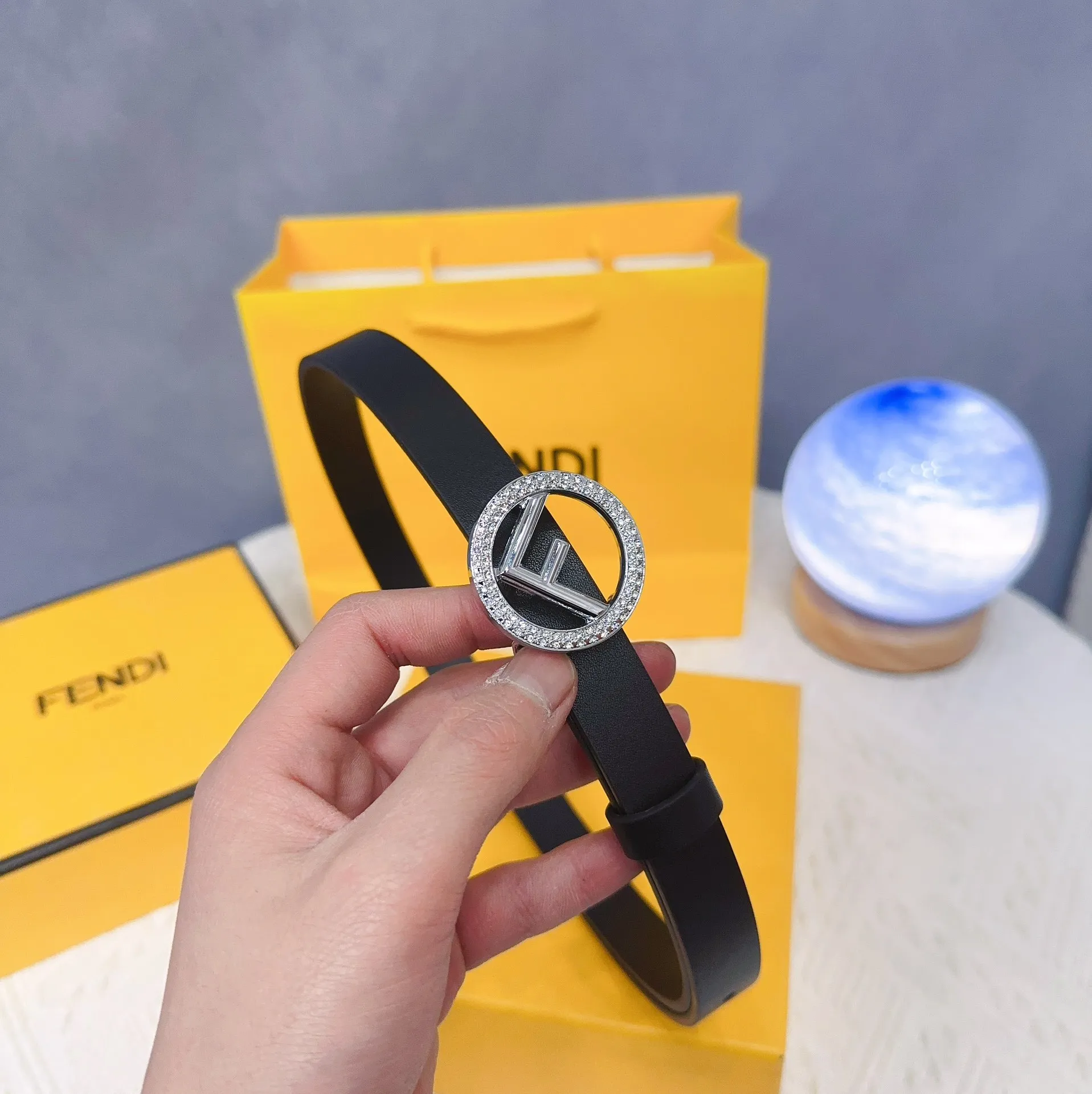 FENDI ブラックレザーブレスレット クラシックデザイン - 画像 (9)