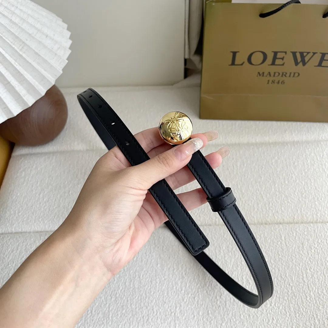 LOEWEなめらか牛革ベルト黒メタルローゴ付き - 画像 (3)
