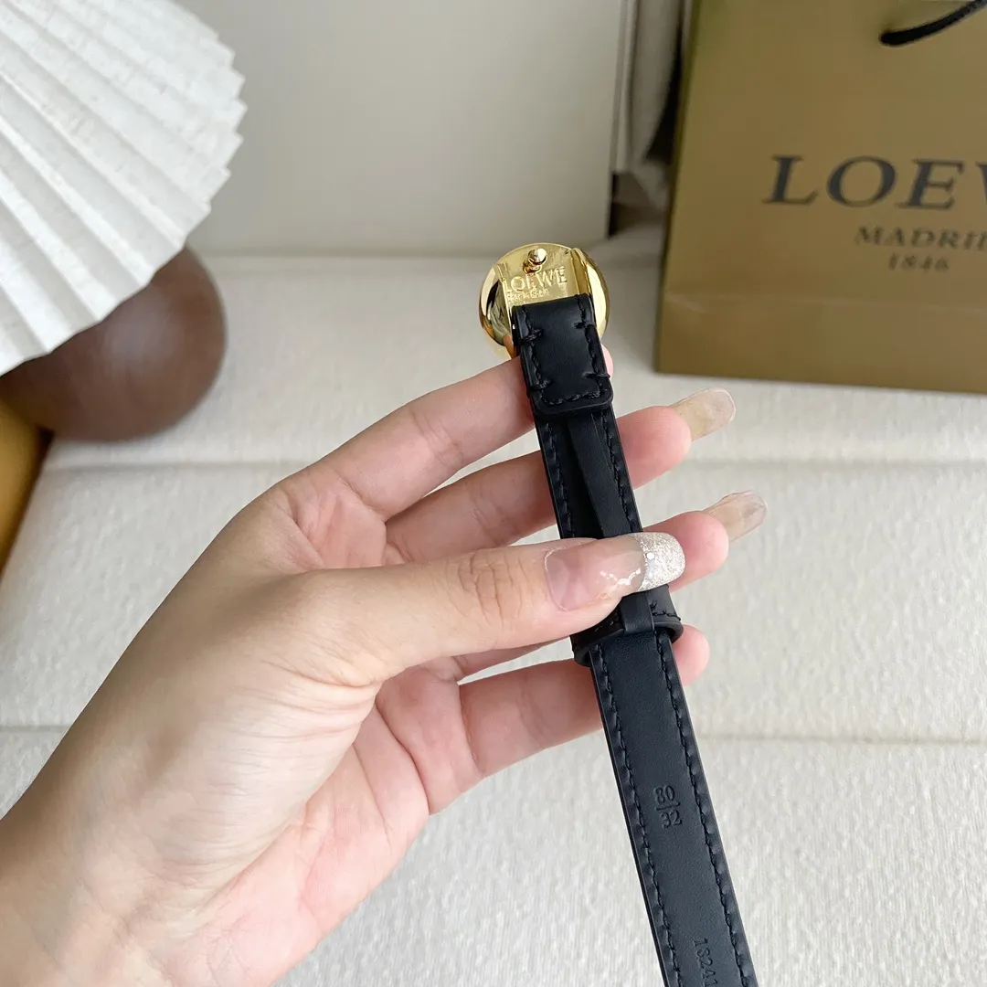 LOEWEなめらか牛革ベルト黒メタルローゴ付き - 画像 (4)