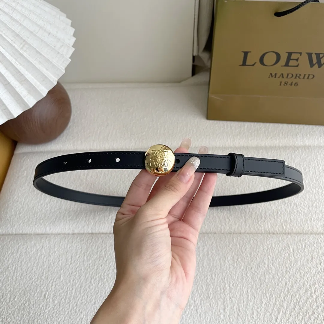 LOEWEなめらか牛革ベルト黒メタルローゴ付き - 画像 (5)