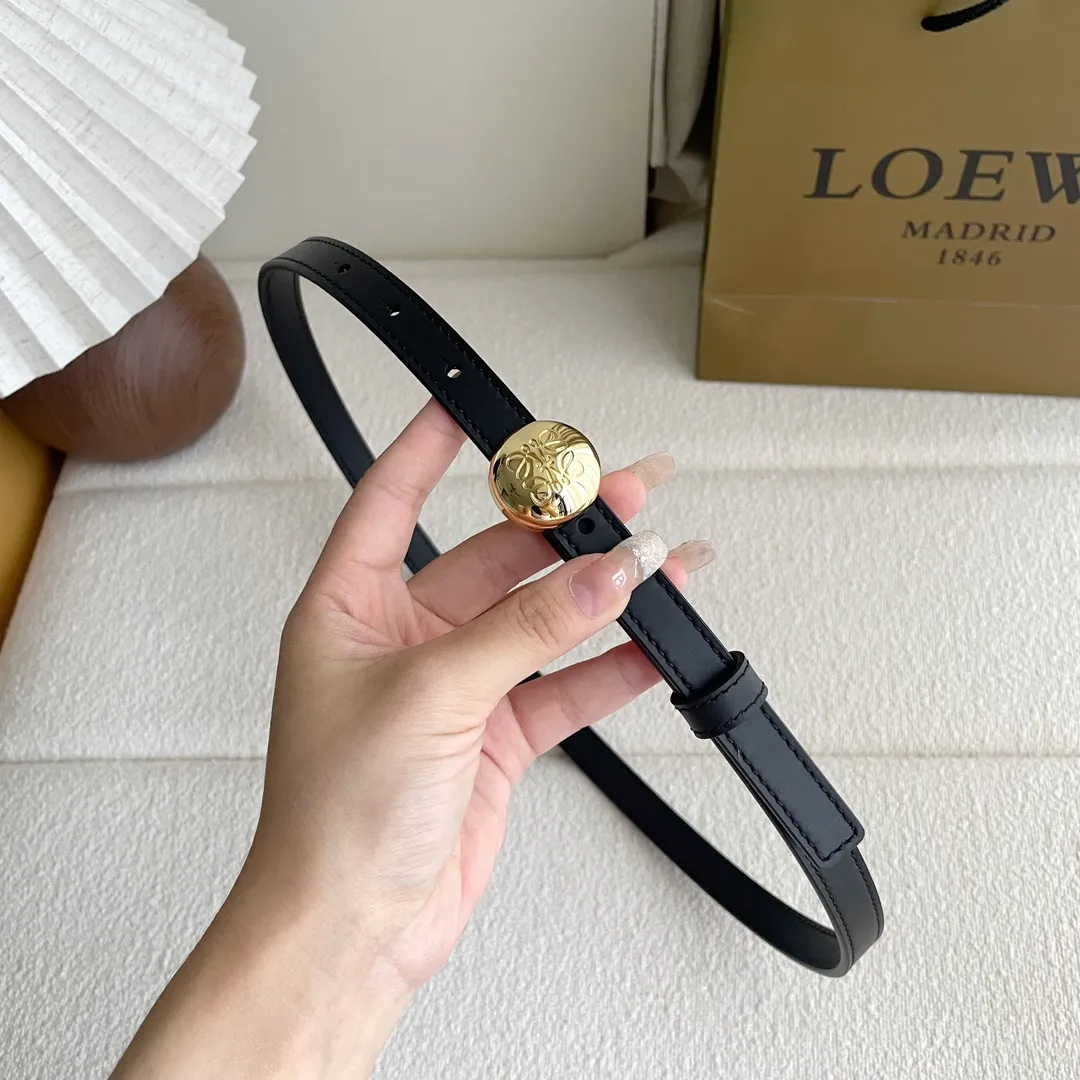 LOEWEなめらか牛革ベルト黒メタルローゴ付き - 画像 (6)