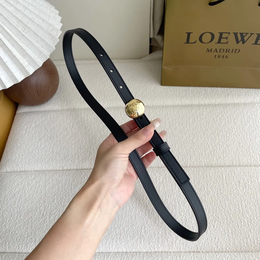 LOEWEなめらか牛革ベルト黒メタルローゴ付き - 画像 (7)