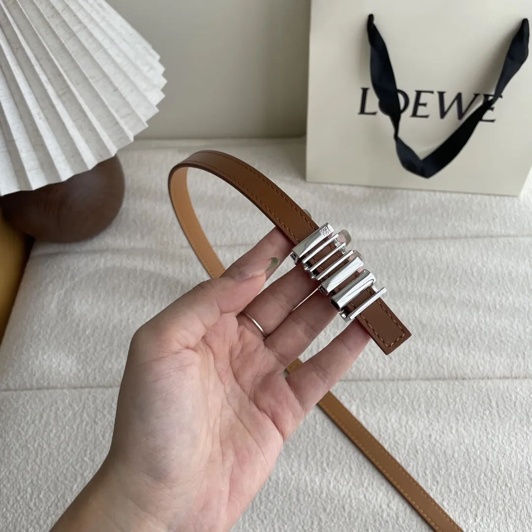 Loeweクラシックレザーベルト茶色幾何学バックル