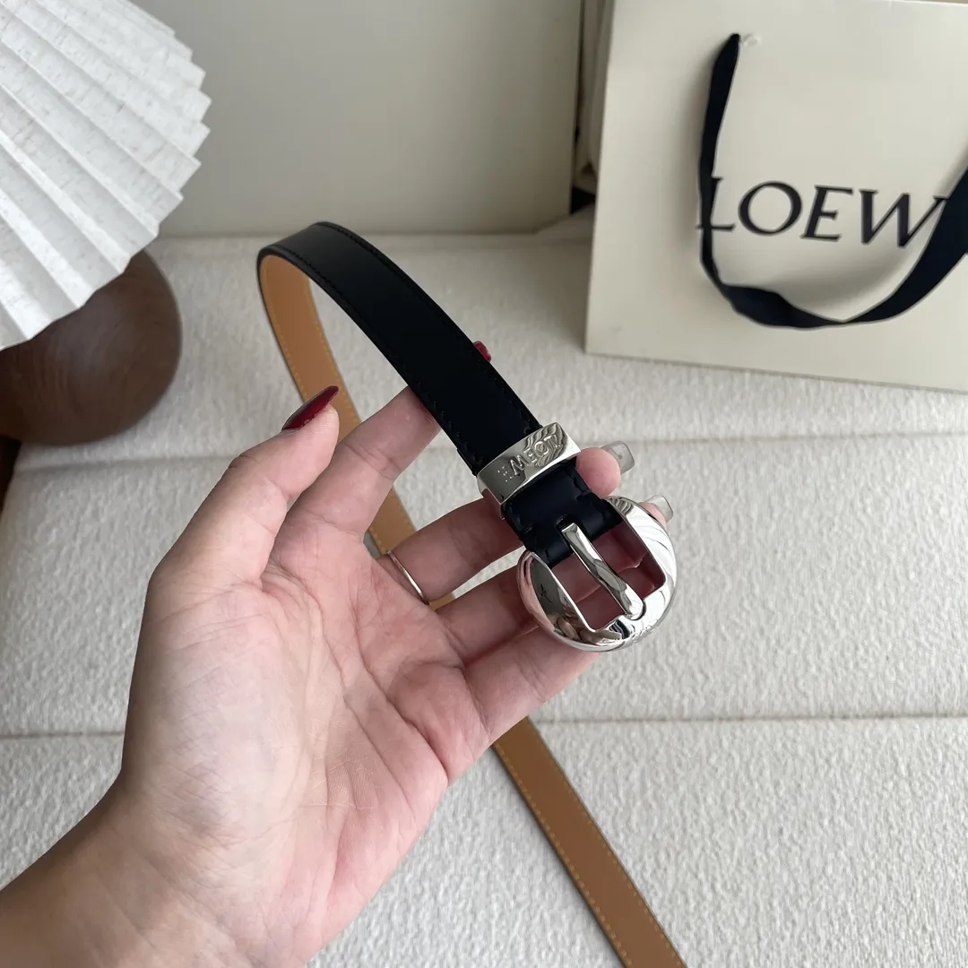 LOEWE 牛革ベルト黒色Anagram Pebble