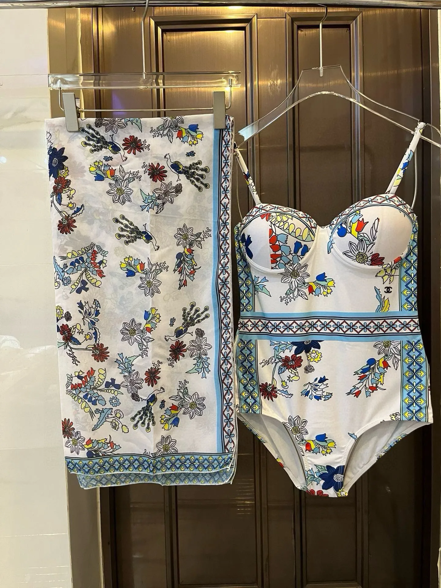 シャネル新作花柄ワンピース水着ホワイト