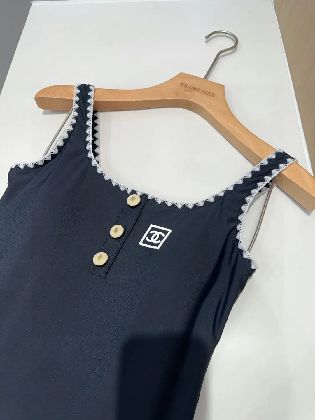 Chanel ブラック ボタン付きワンピース水着 - 画像 (4)