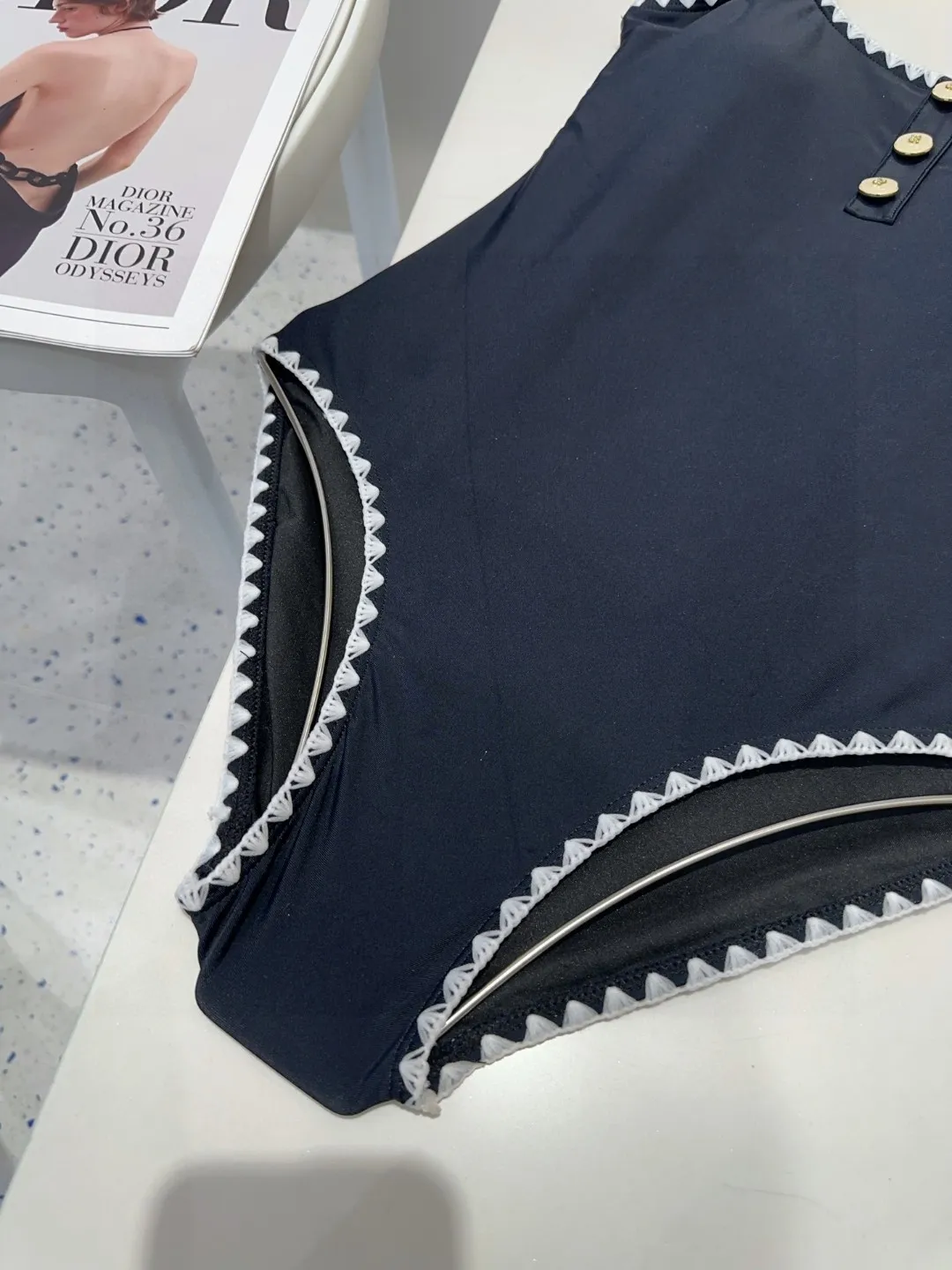 Chanel ブラック ボタン付きワンピース水着 - 画像 (5)