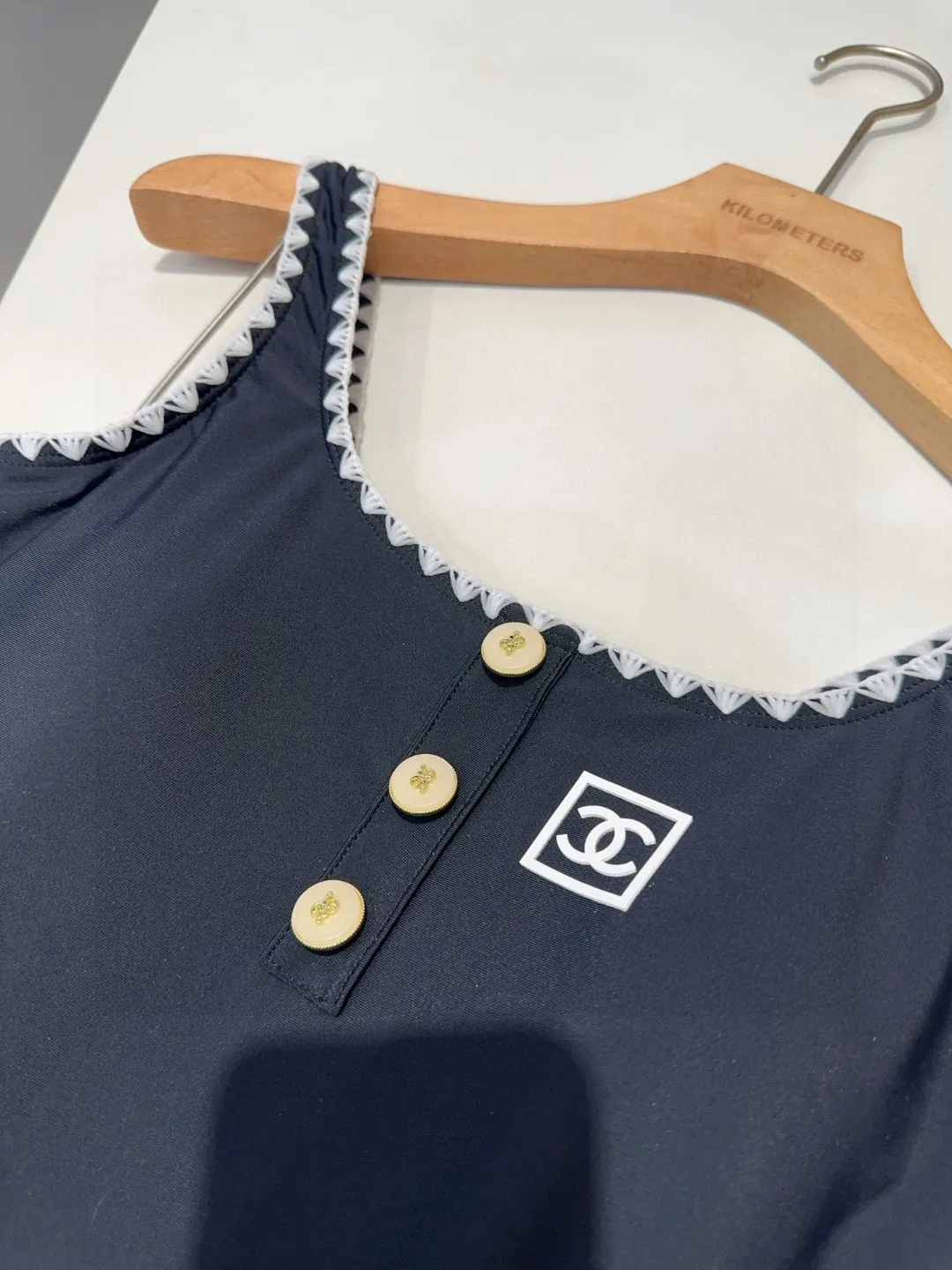 Chanel ブラック ボタン付きワンピース水着 - 画像 (6)