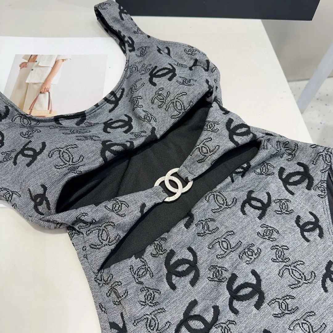 Chanel グレー水着 カットアウトデザイン - 画像 (8)
