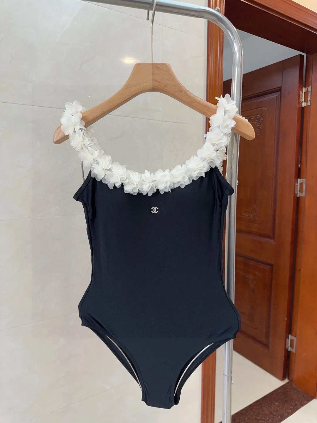 CHANEL黒ワンピース水着花飾りデザイン