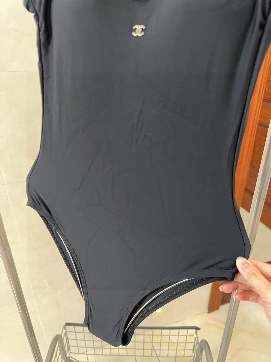 CHANEL黒ワンピース水着花飾りデザイン - 画像 (5)