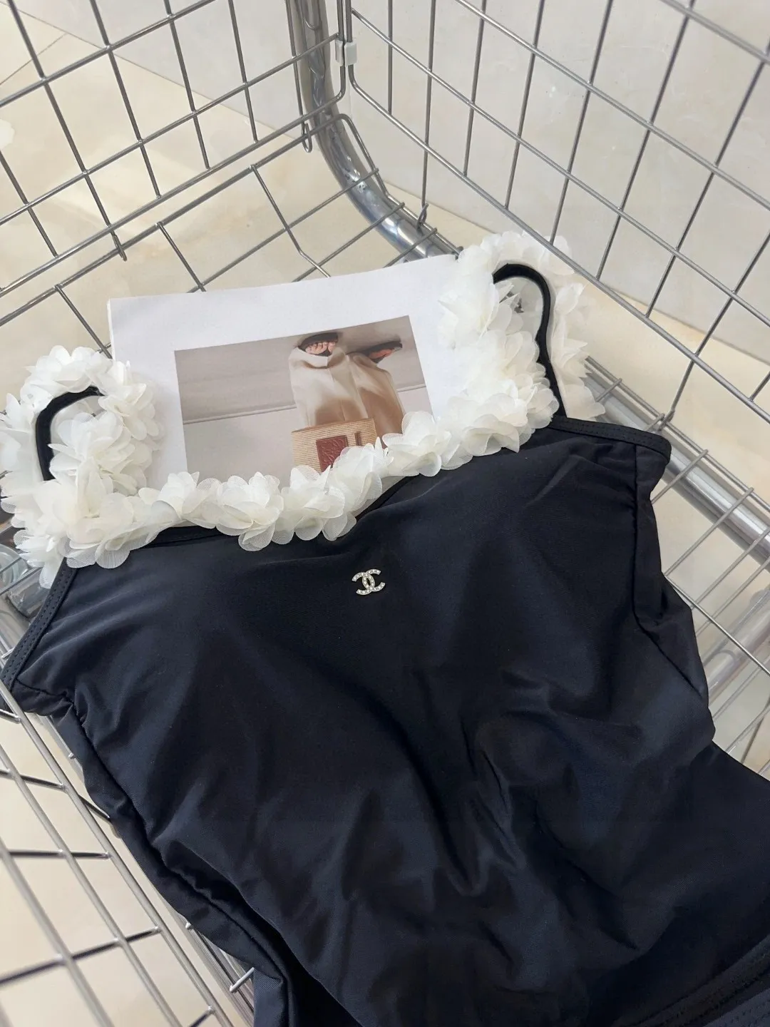 CHANEL黒ワンピース水着花飾りデザイン - 画像 (7)