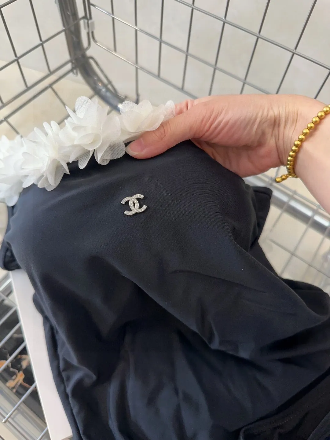 CHANEL黒ワンピース水着花飾りデザイン - 画像 (8)