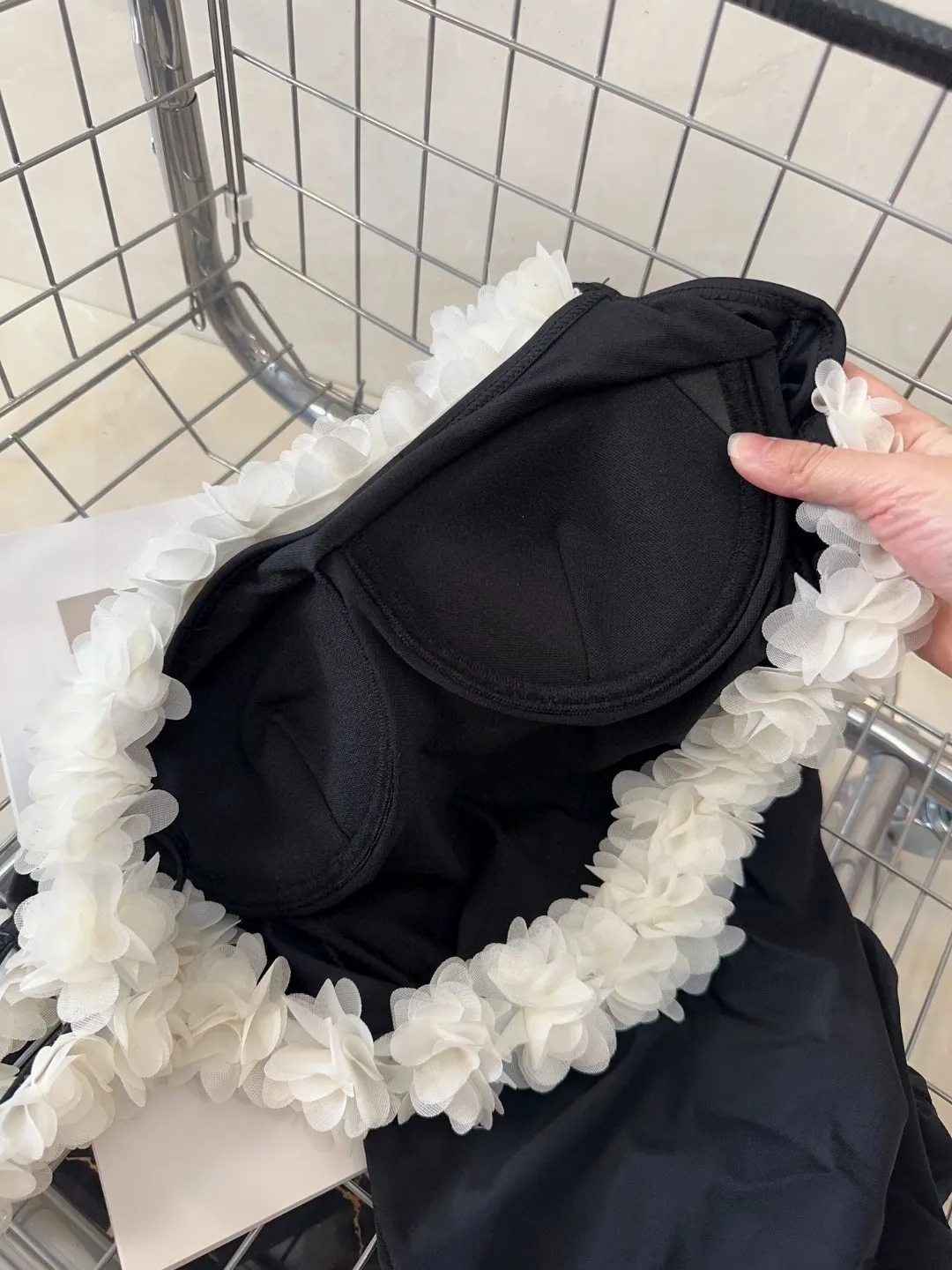 CHANEL黒ワンピース水着花飾りデザイン - 画像 (9)