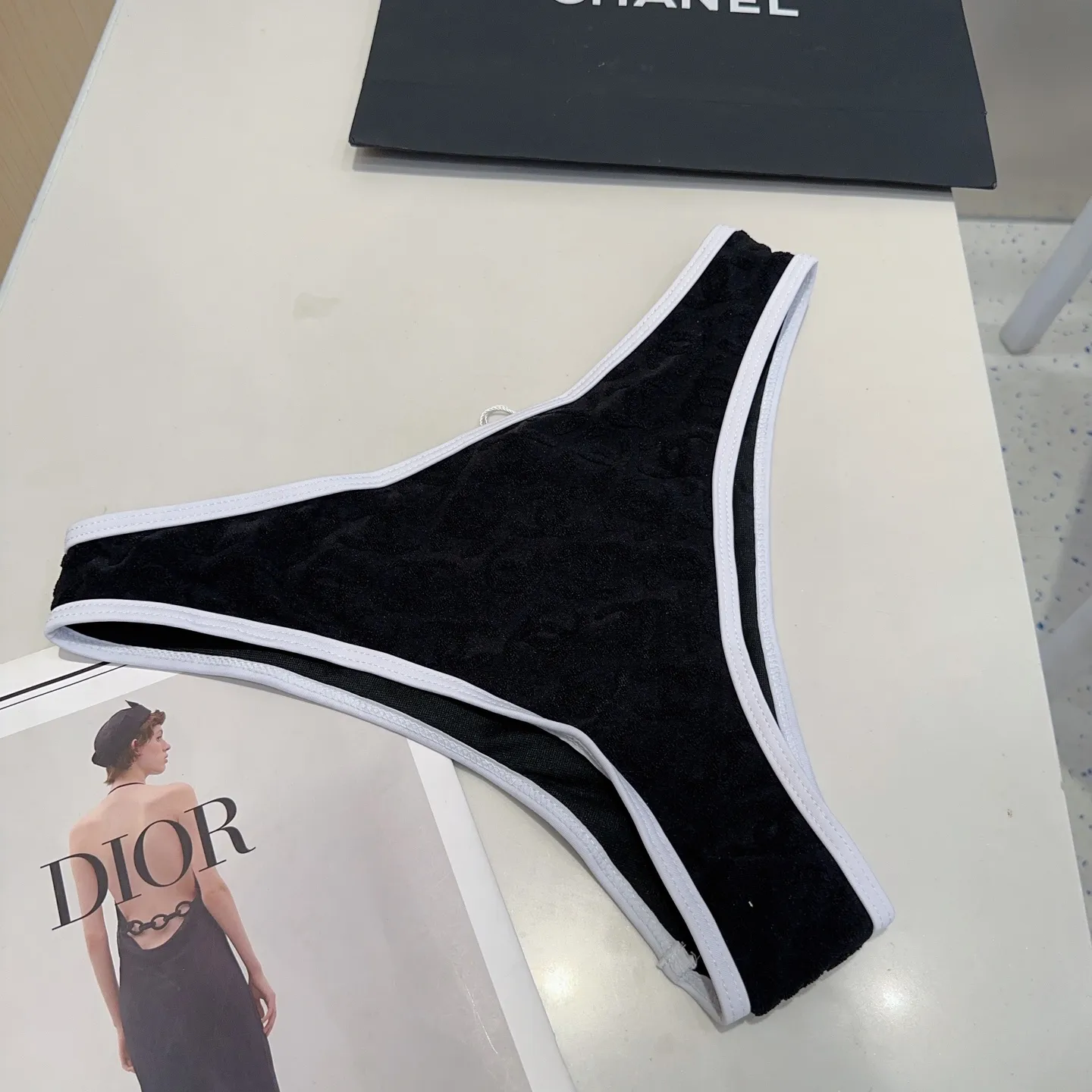 シャネル黒と白ビキニスタイル水着 - 画像 (8)