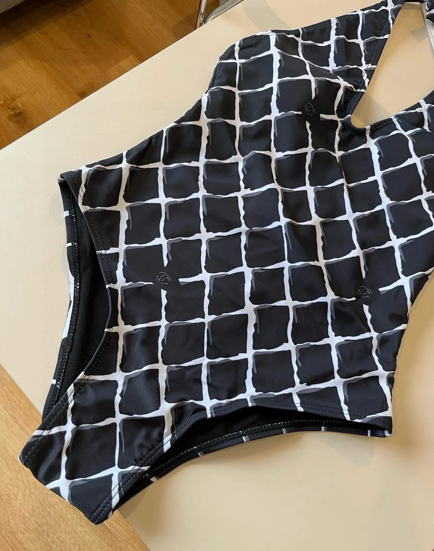 Chane黒白チェック柄ワンピース水着 - 画像 (5)