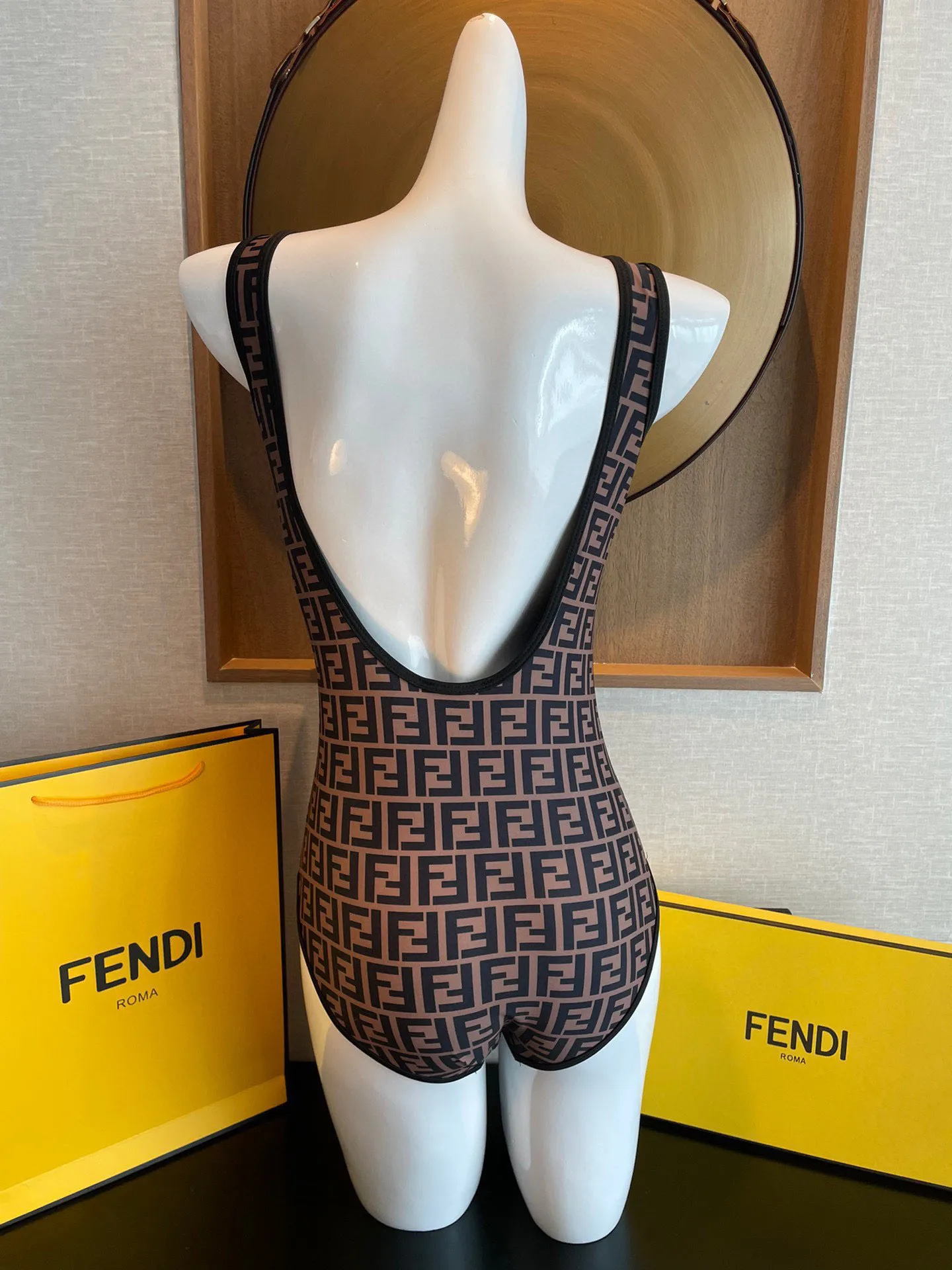 Fendi ブラウンパターン連体水着ワンピース - 画像 (3)